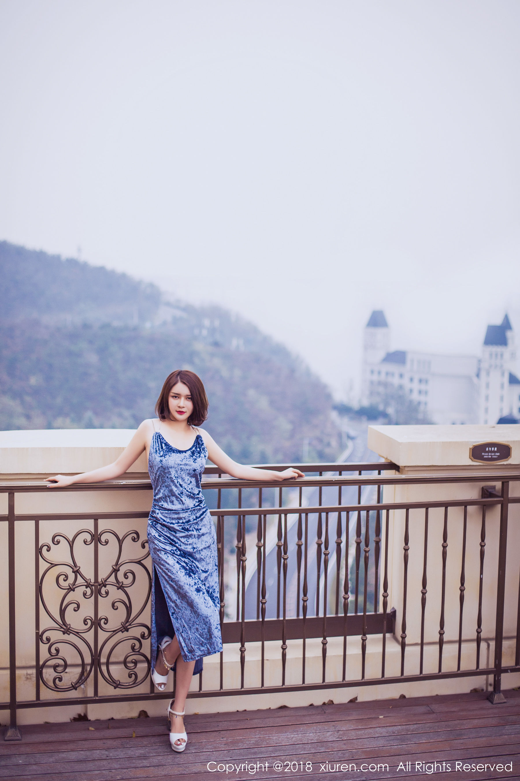 女神@廿十《长裙街拍+内衣+浴袍》 秀人 No.935