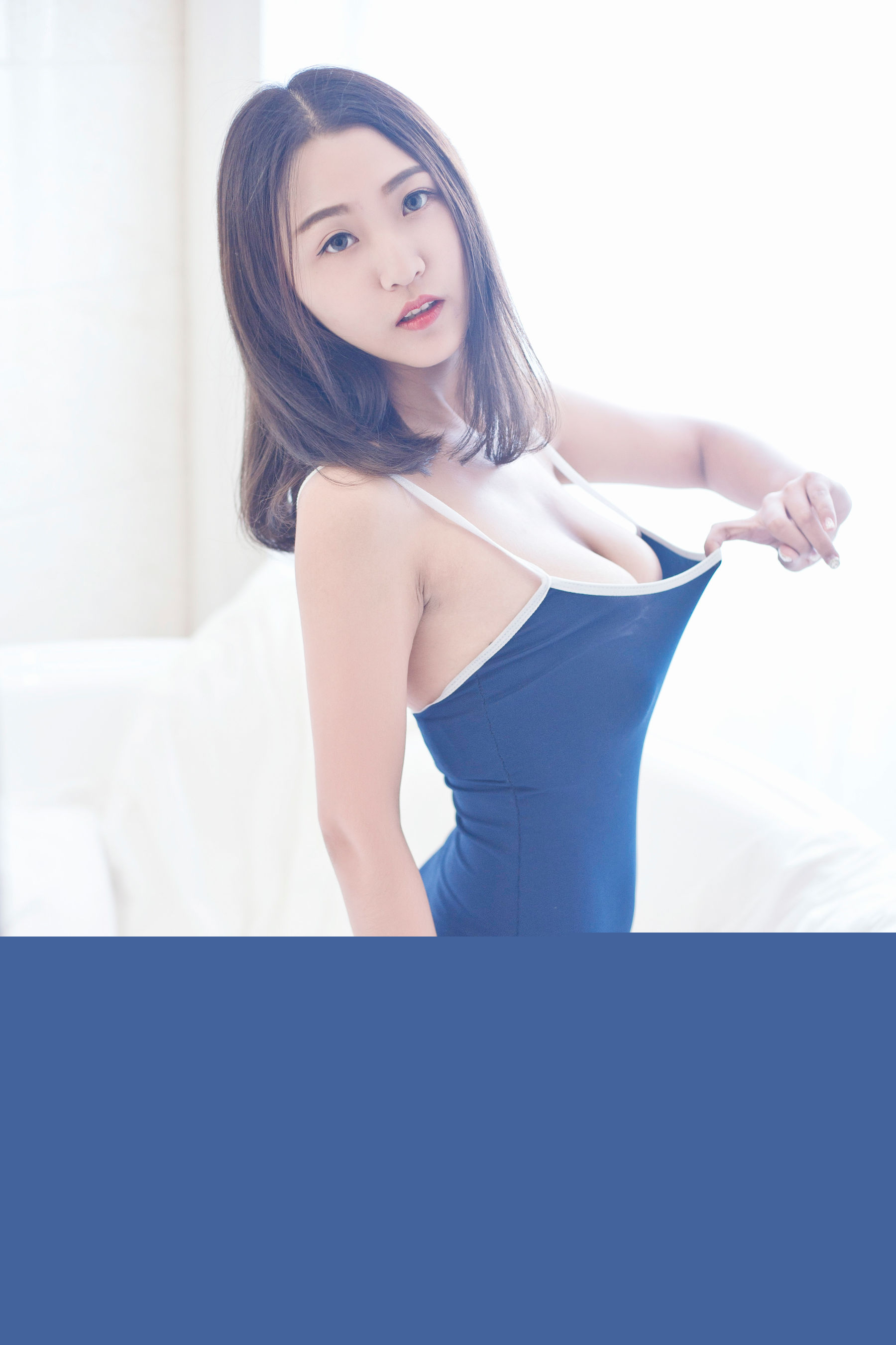 七月Julie《极品豪乳细腰的软姊妹》 XiuRen 秀人网 No.964