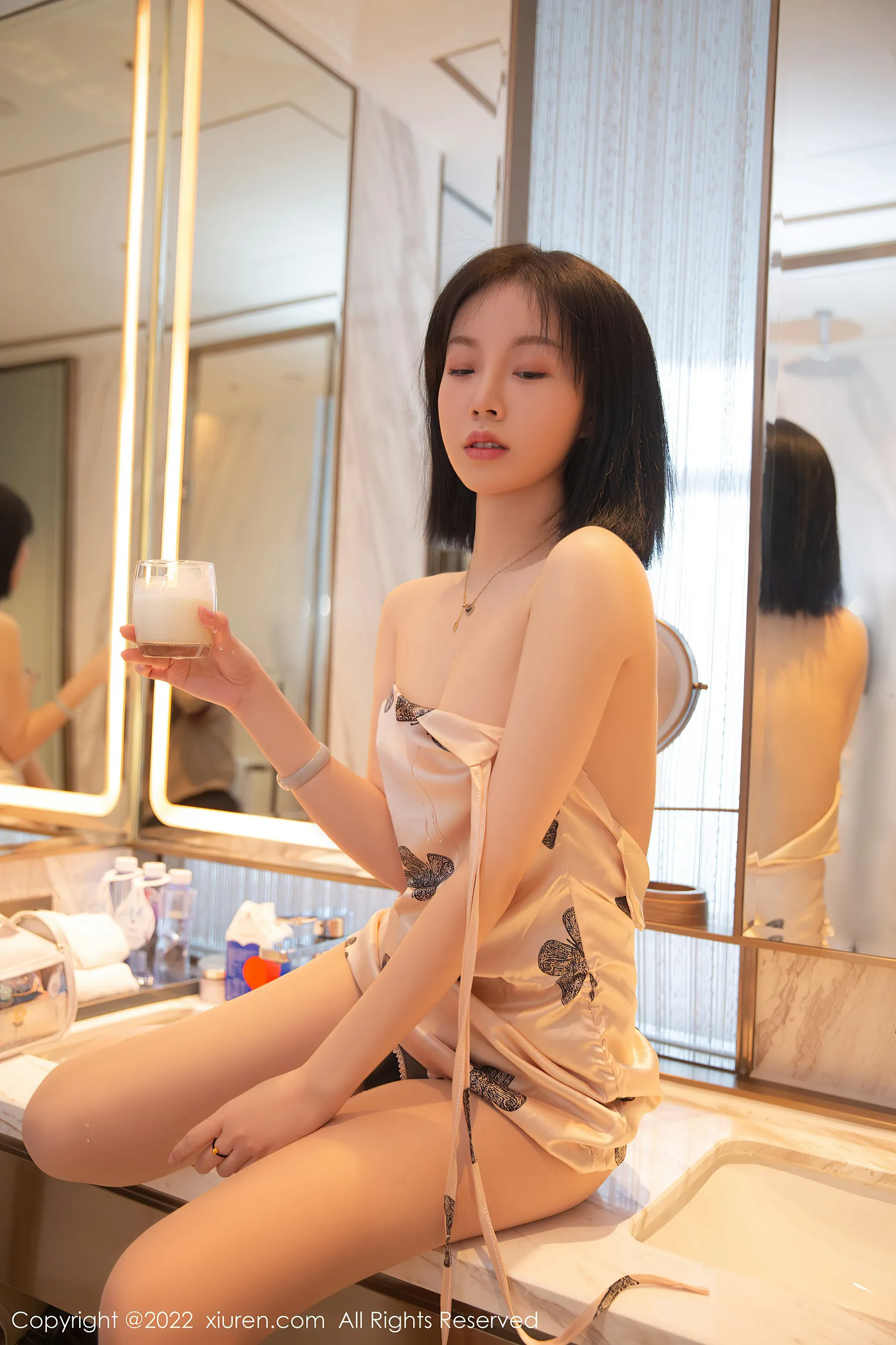 秀人网 No.4635 一颗甜蛋黄a 吊带美人丝袜美腿