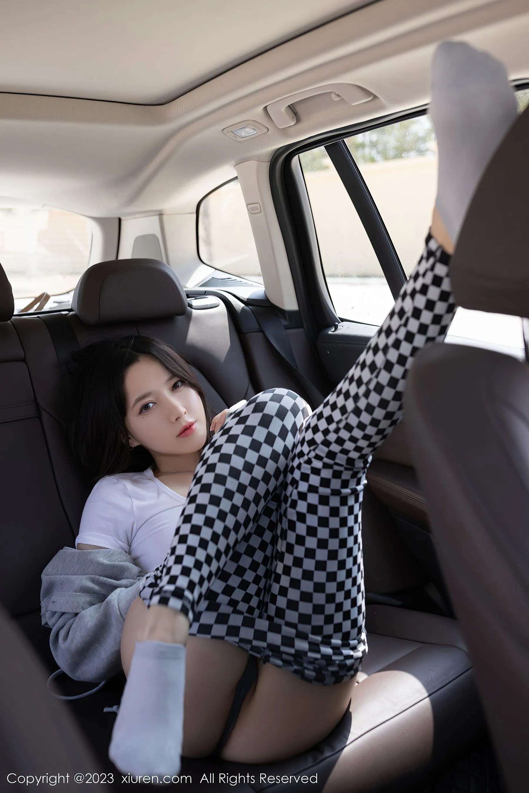 秀人网 No.6541 鱼子酱Fish 车拍美腿