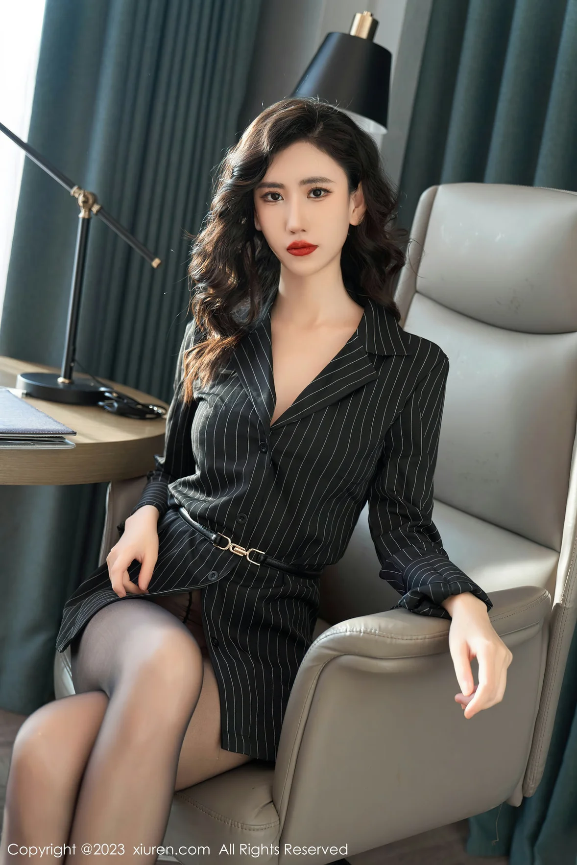 XiuRen 秀人 No.6860 章芃芃 黑色条纹上衣首套写真 [91P]
