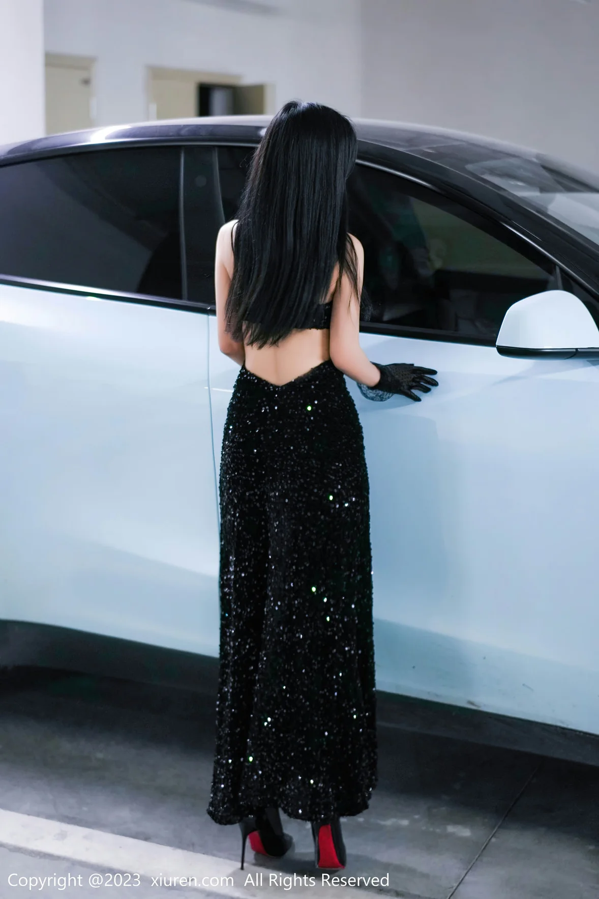 XiuRen 秀人 No.6881 laura阿姣 停车场尾随主题性感写真 [70P]