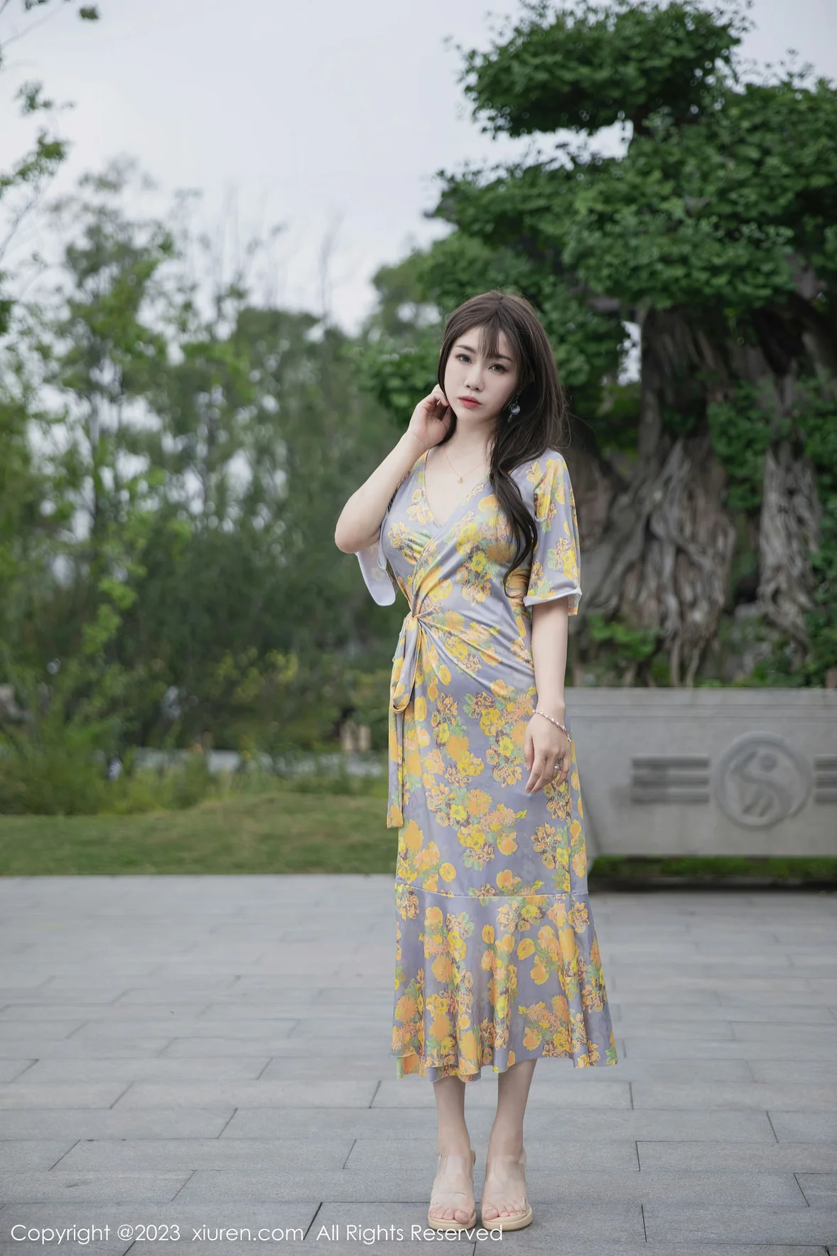 XiuRen 秀人 No.6949 严利娅Yuliya 黄灰色睡裙性感写真 [85P]