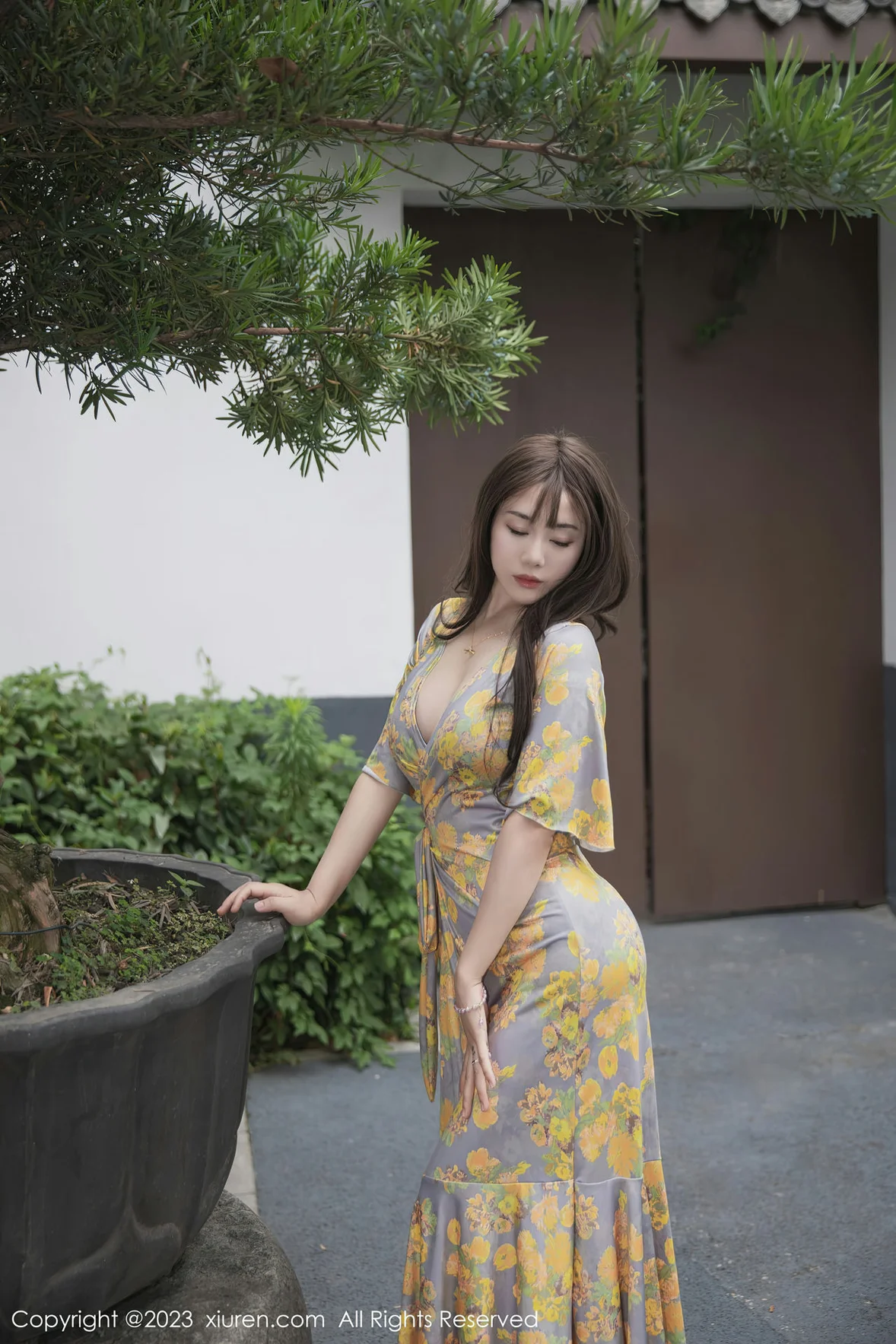 XiuRen 秀人 No.6949 严利娅Yuliya 黄灰色睡裙性感写真 [85P]