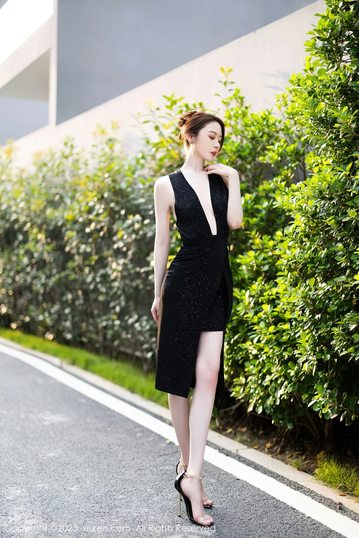 XiuRen 秀人 No.7031 梦心玥 黑色连衣长裙性感写真 [86P]