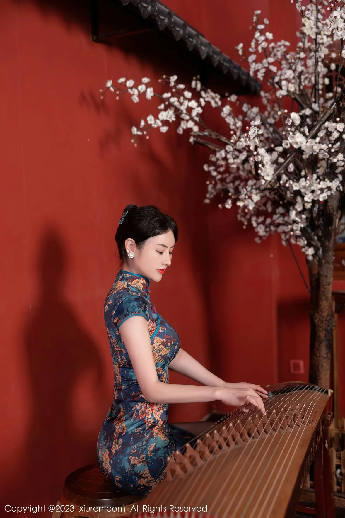 XiuRen 秀人 No.7051 诗诗kiki 蓝色图纹旗袍性感写真 [83P]