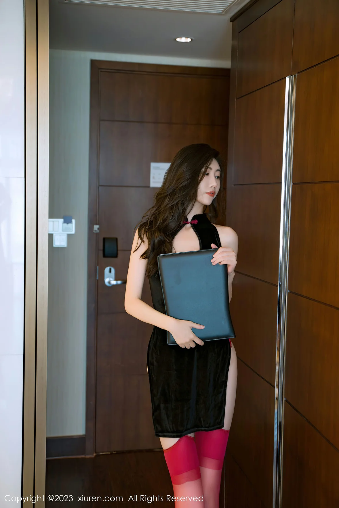 XiuRen 秀人 No.7128 章芃芃 黑色情趣旗袍性感写真 [74P]