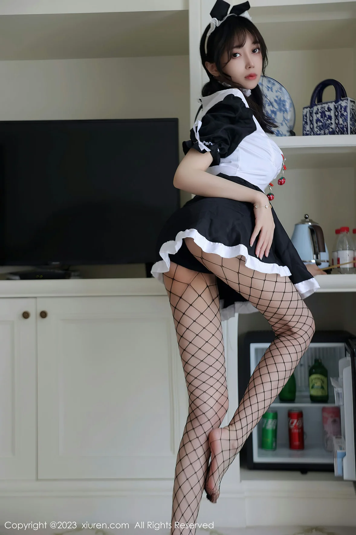 XiuRen 秀人 No.7217 玥儿玥er 黑白拼色女仆杭州旅拍 [76P]