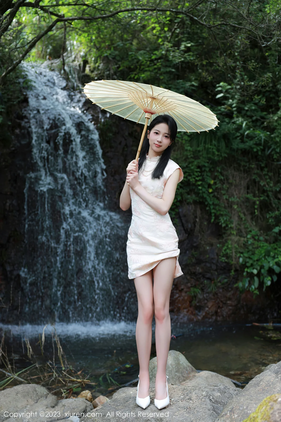 XiuRen 秀人 No.7234 糖豆sisi 户外溪边白色旗袍服饰 [61P]