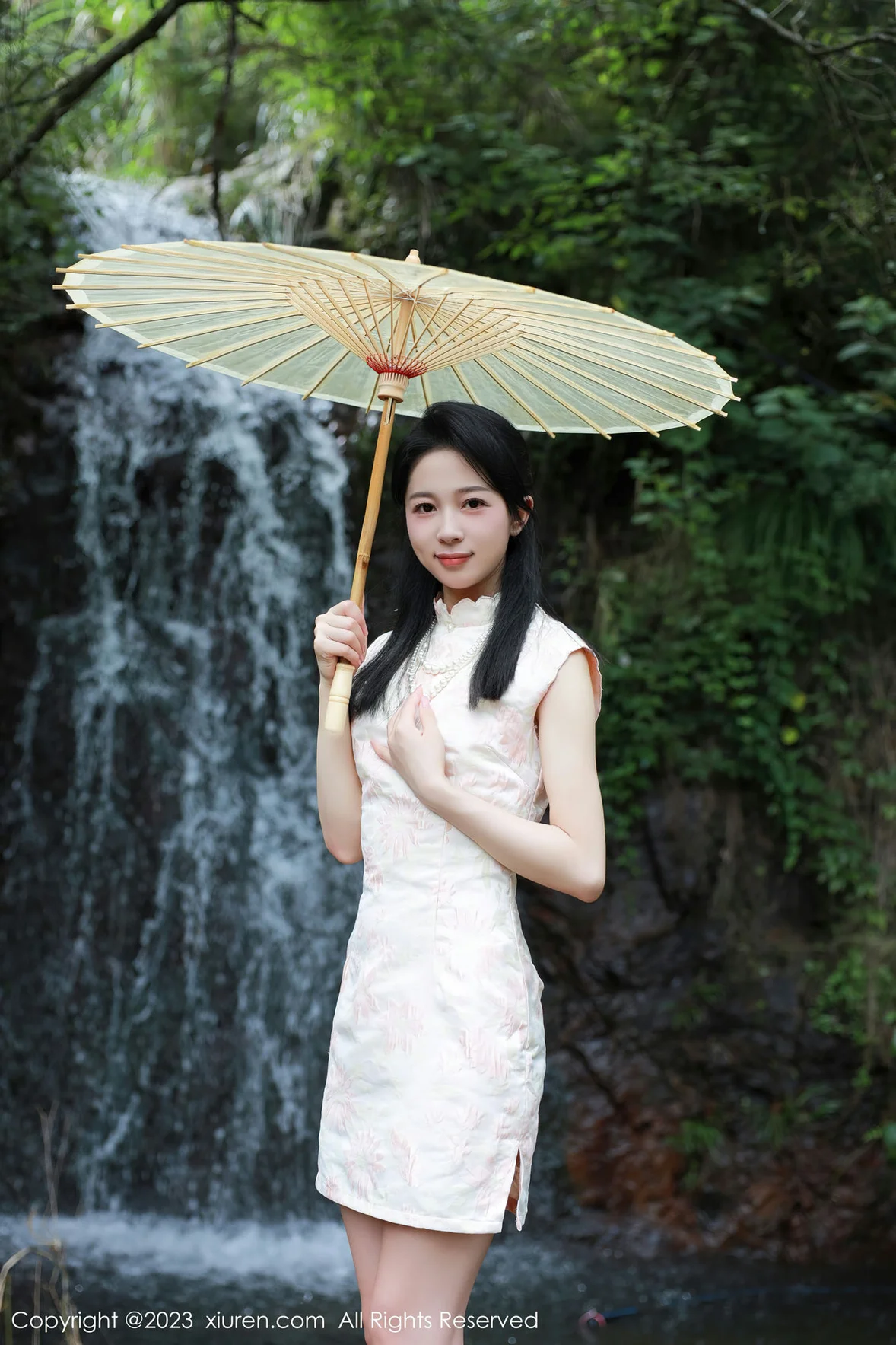 XiuRen 秀人 No.7234 糖豆sisi 户外溪边白色旗袍服饰 [61P]