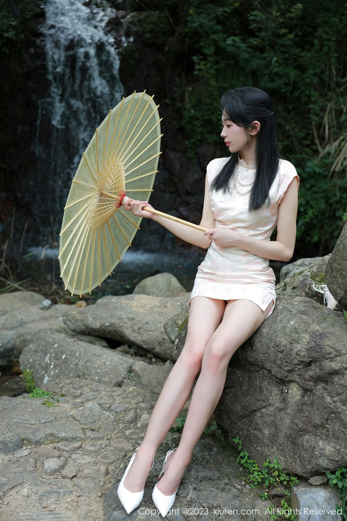 XiuRen 秀人 No.7234 糖豆sisi 户外溪边白色旗袍服饰 [61P]