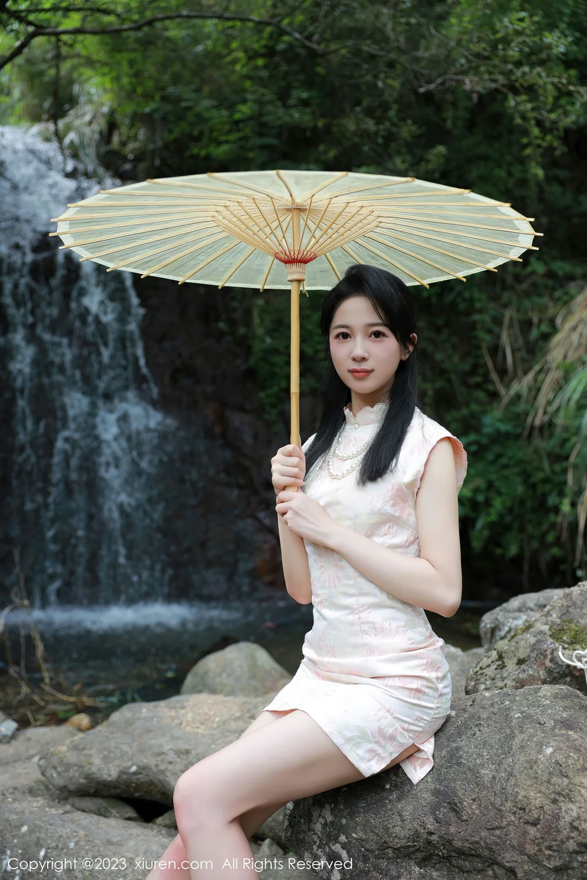 XiuRen 秀人 No.7234 糖豆sisi 户外溪边白色旗袍服饰 [61P]