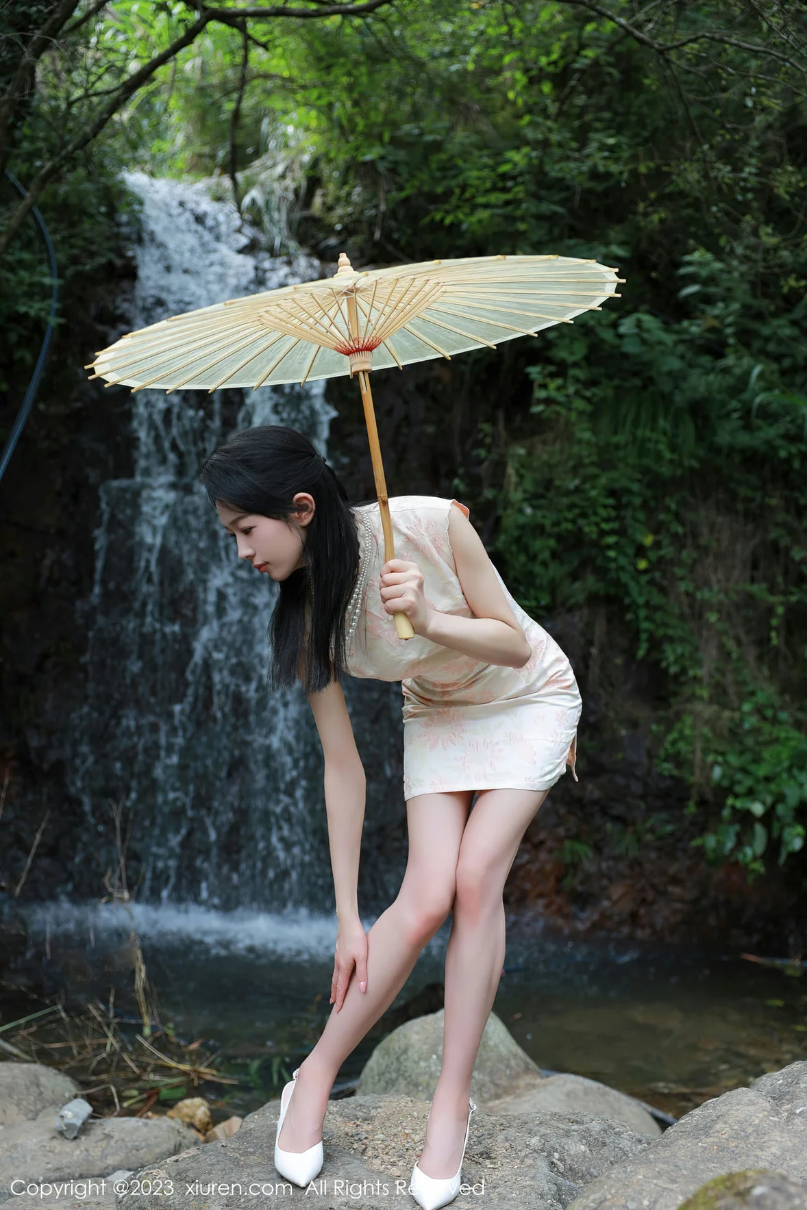 XiuRen 秀人 No.7234 糖豆sisi 户外溪边白色旗袍服饰 [61P]