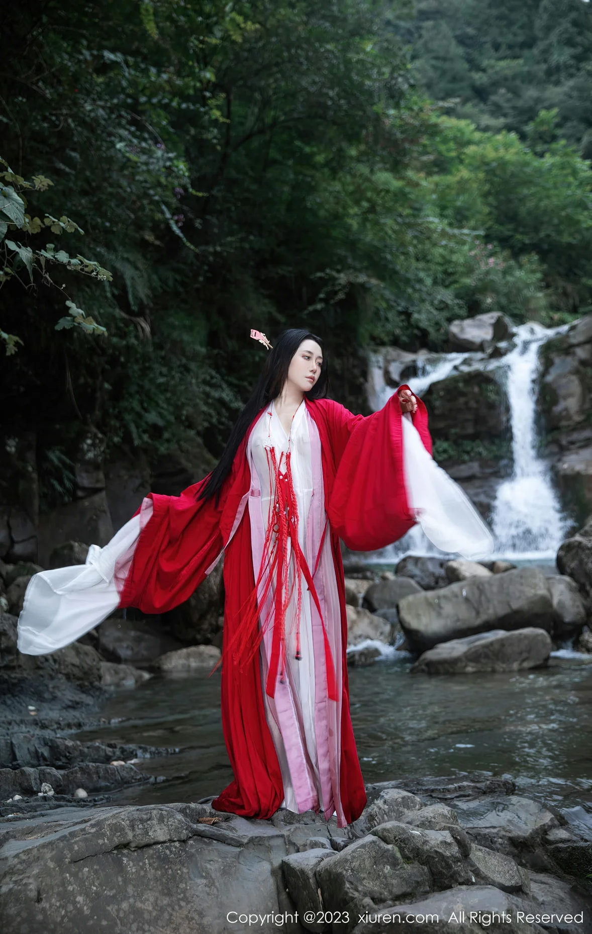 XiuRen 秀人 No.7295 严利娅Yuliya 户外诱惑红色古装性感写真 [90P]