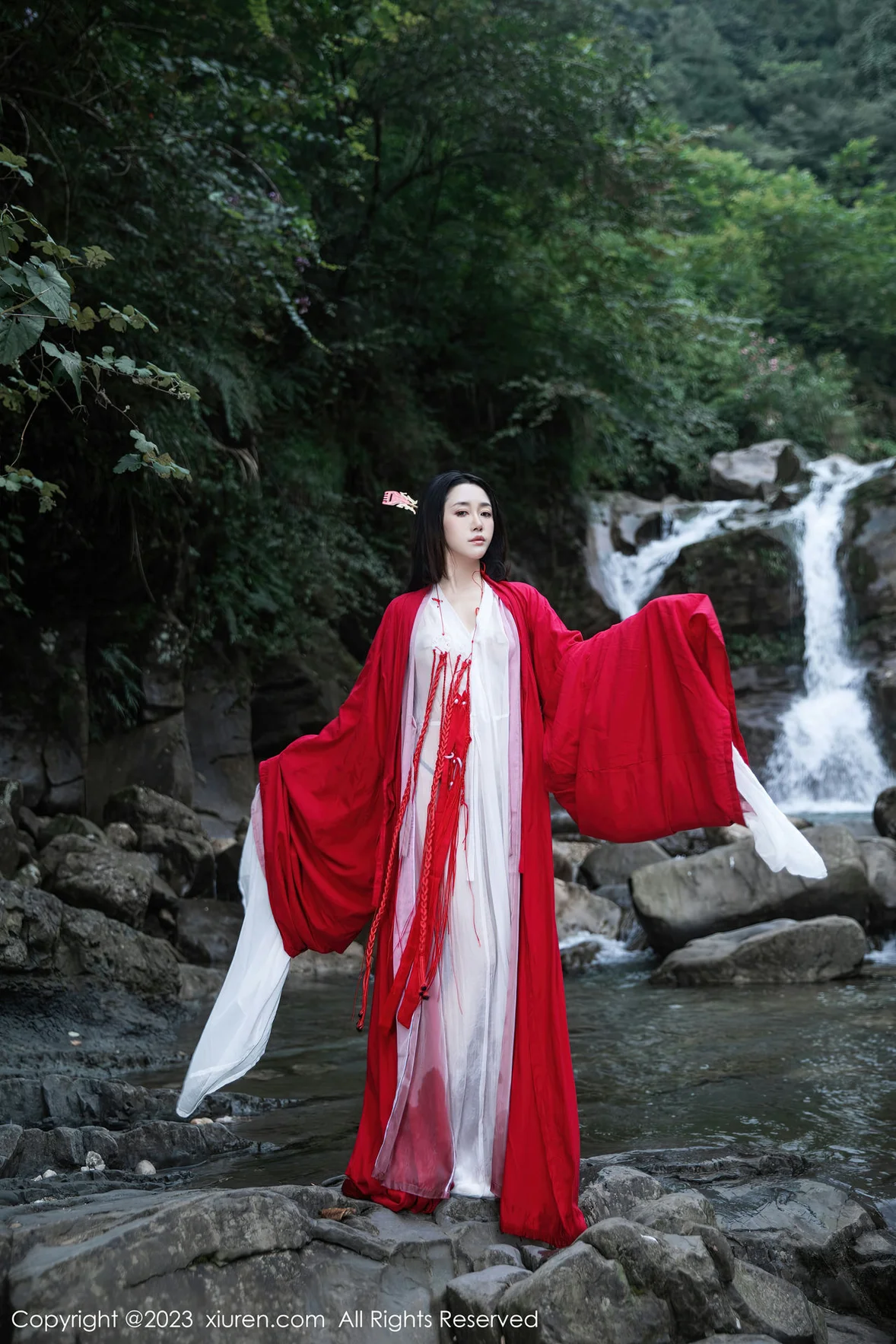 XiuRen 秀人 No.7295 严利娅Yuliya 户外诱惑红色古装性感写真 [90P]