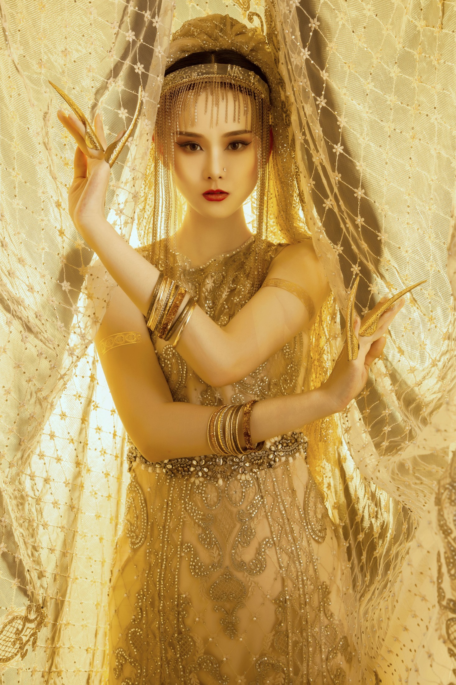 欣宝 – 《纸醉金迷》[22P]