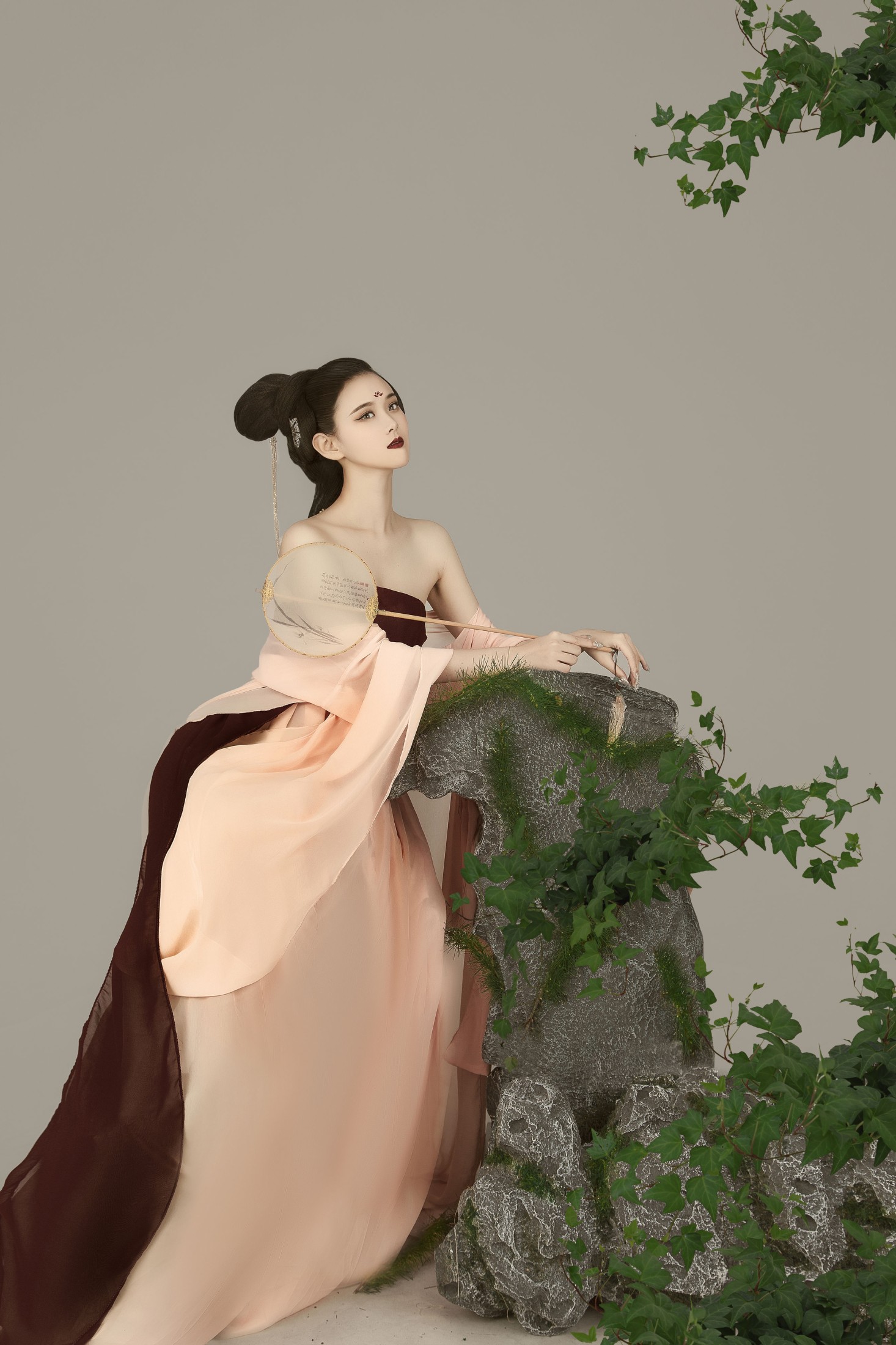 欣宝 – 《折轻扇》[23P]