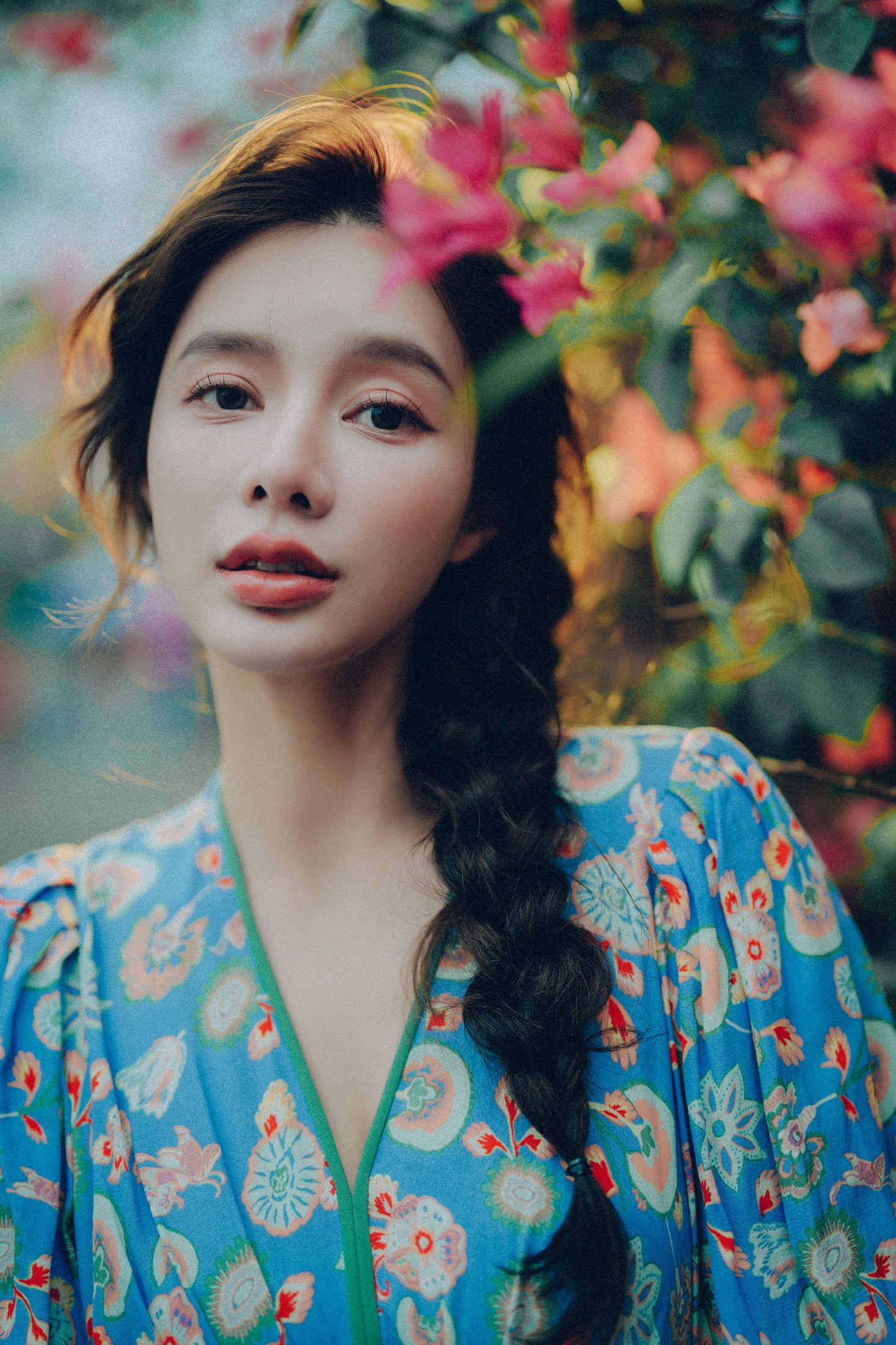 姝雯同学 – 《发光的发丝，三角梅瀑布下的女神》[55P]