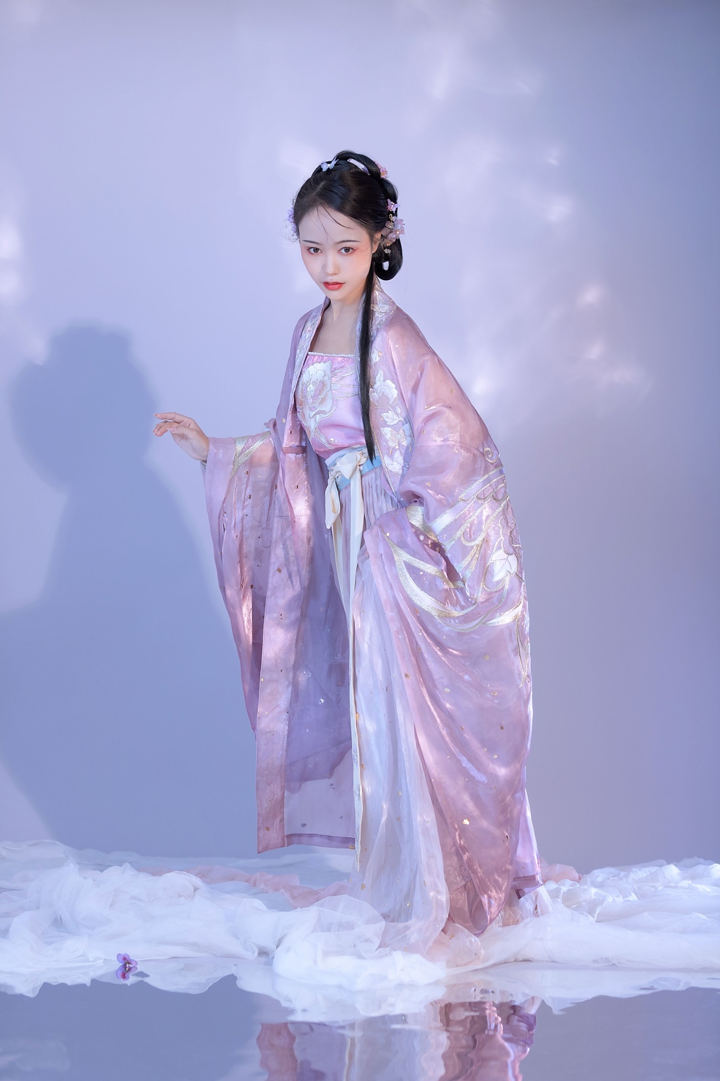 梨一依 – 《镜花水月》[24P]