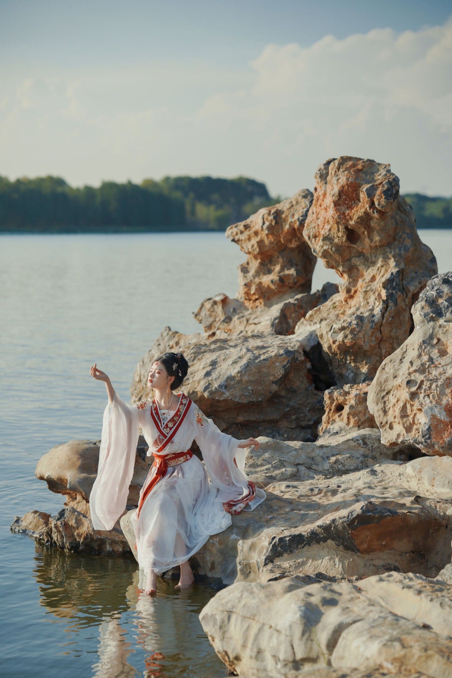 悦璃 – 《总有人间一两风》[24P]