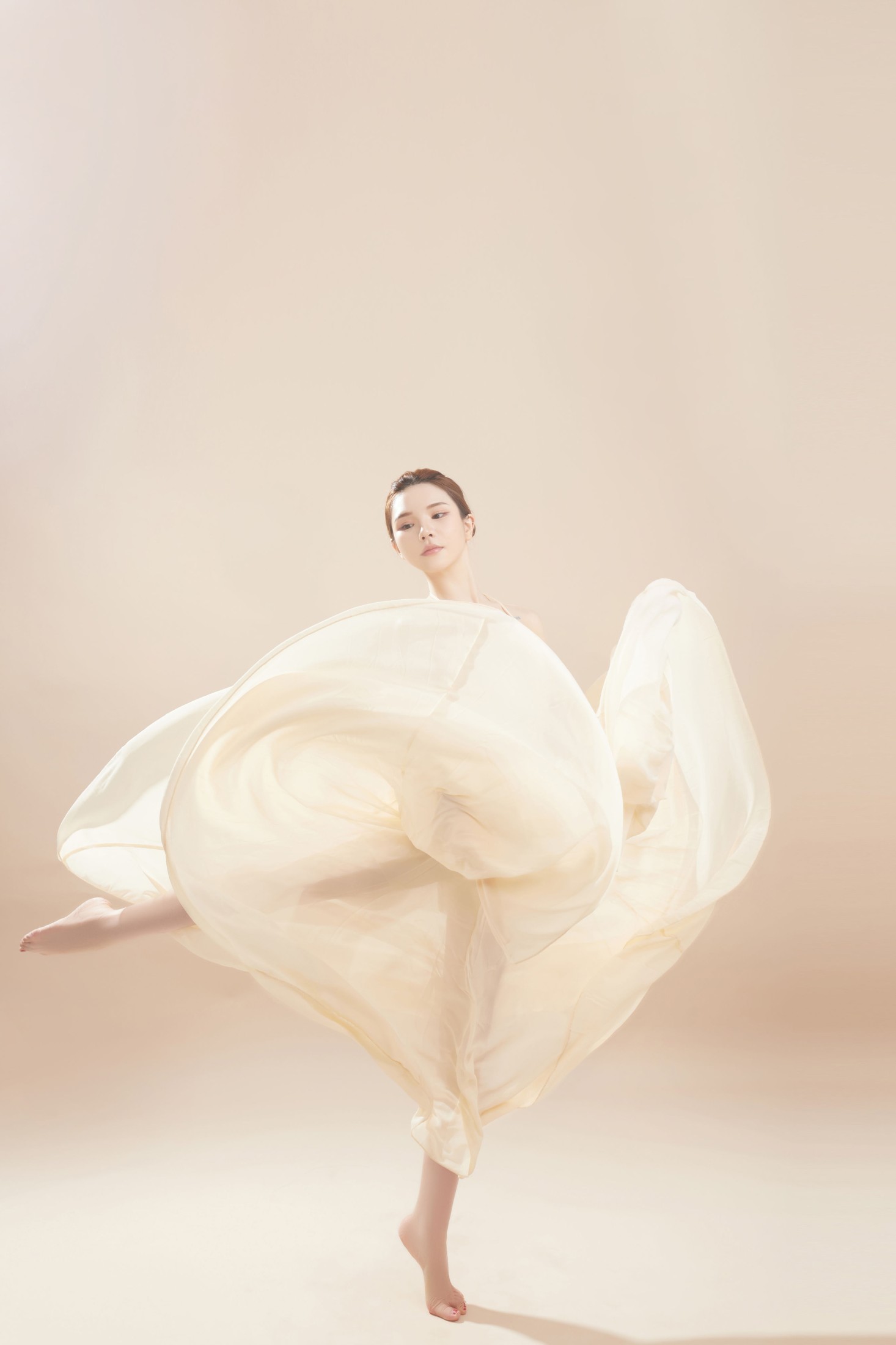 傲娇君 – 《纱裙》[22P]