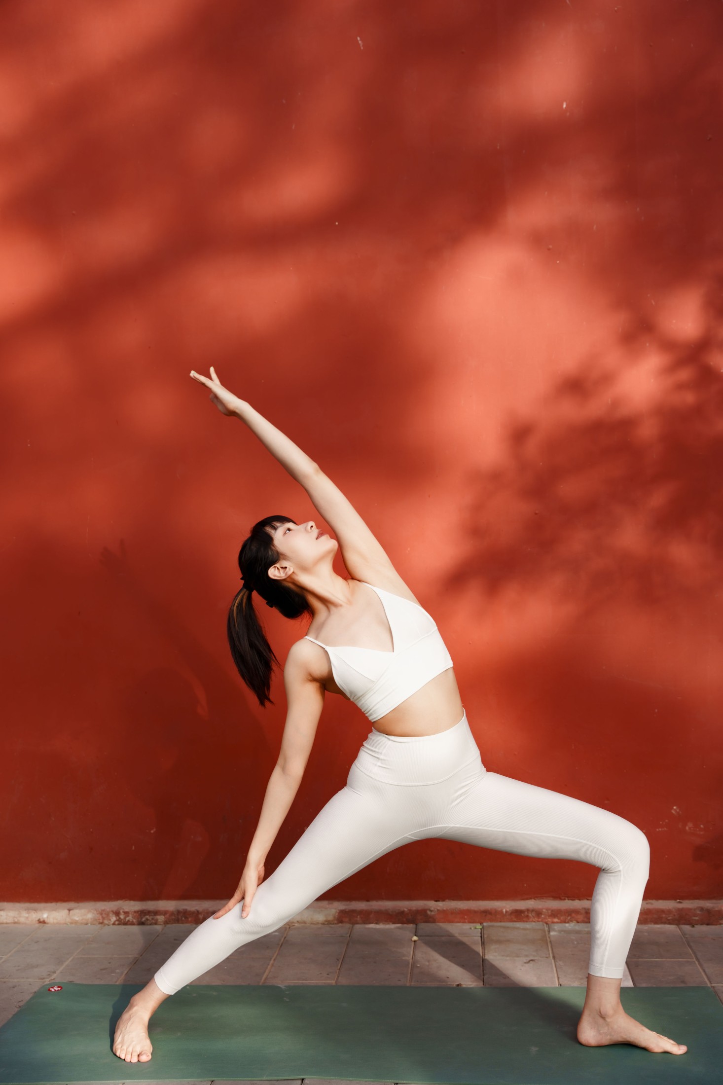 梦梦 – 《瑜伽与红墙》[23P]