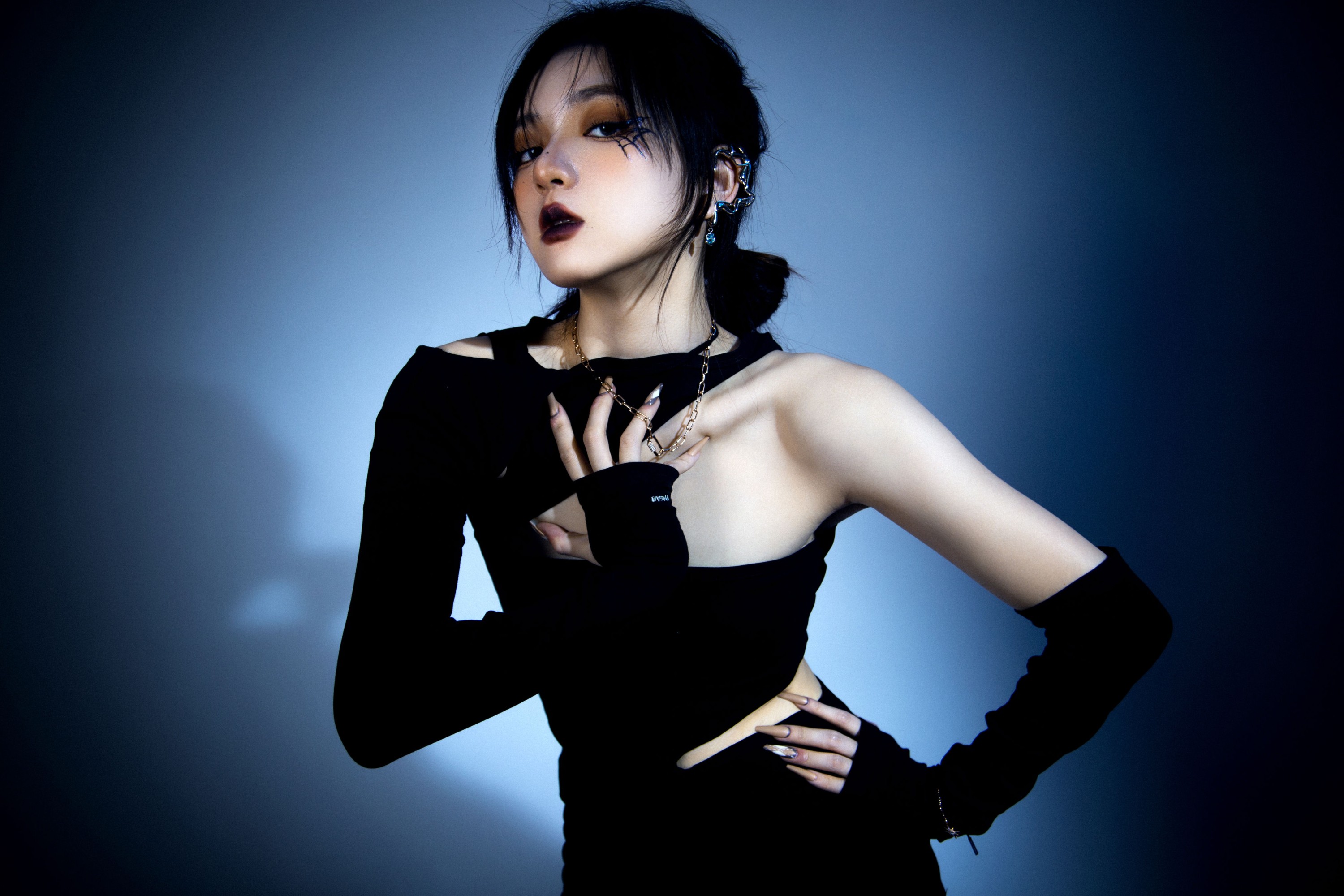 可乙瘦 – 《暗夜荆棘》[24P]