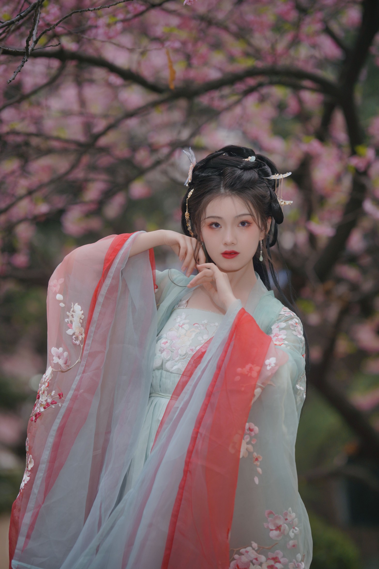 悦璃 – 《弄花香满衣》[22P]