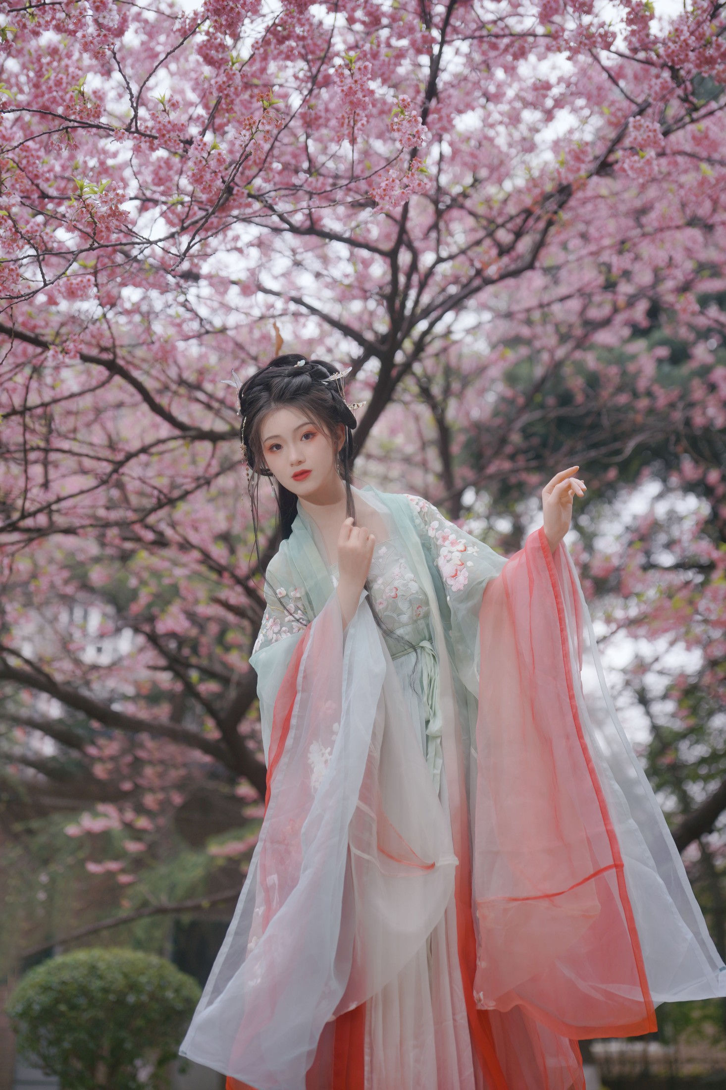 悦璃 – 《弄花香满衣》[22P]