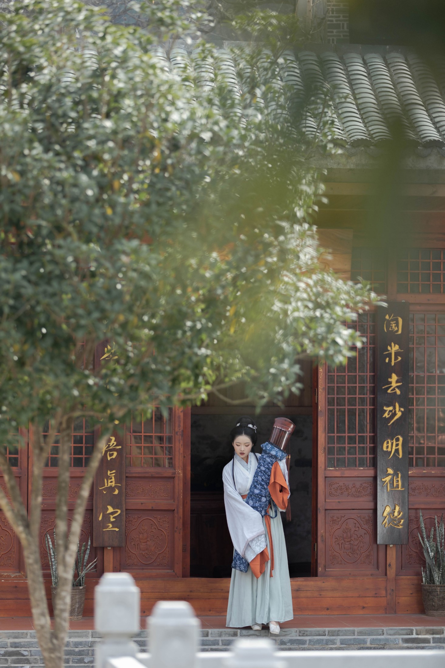 姿姿 – 《琴君可听》[25P]