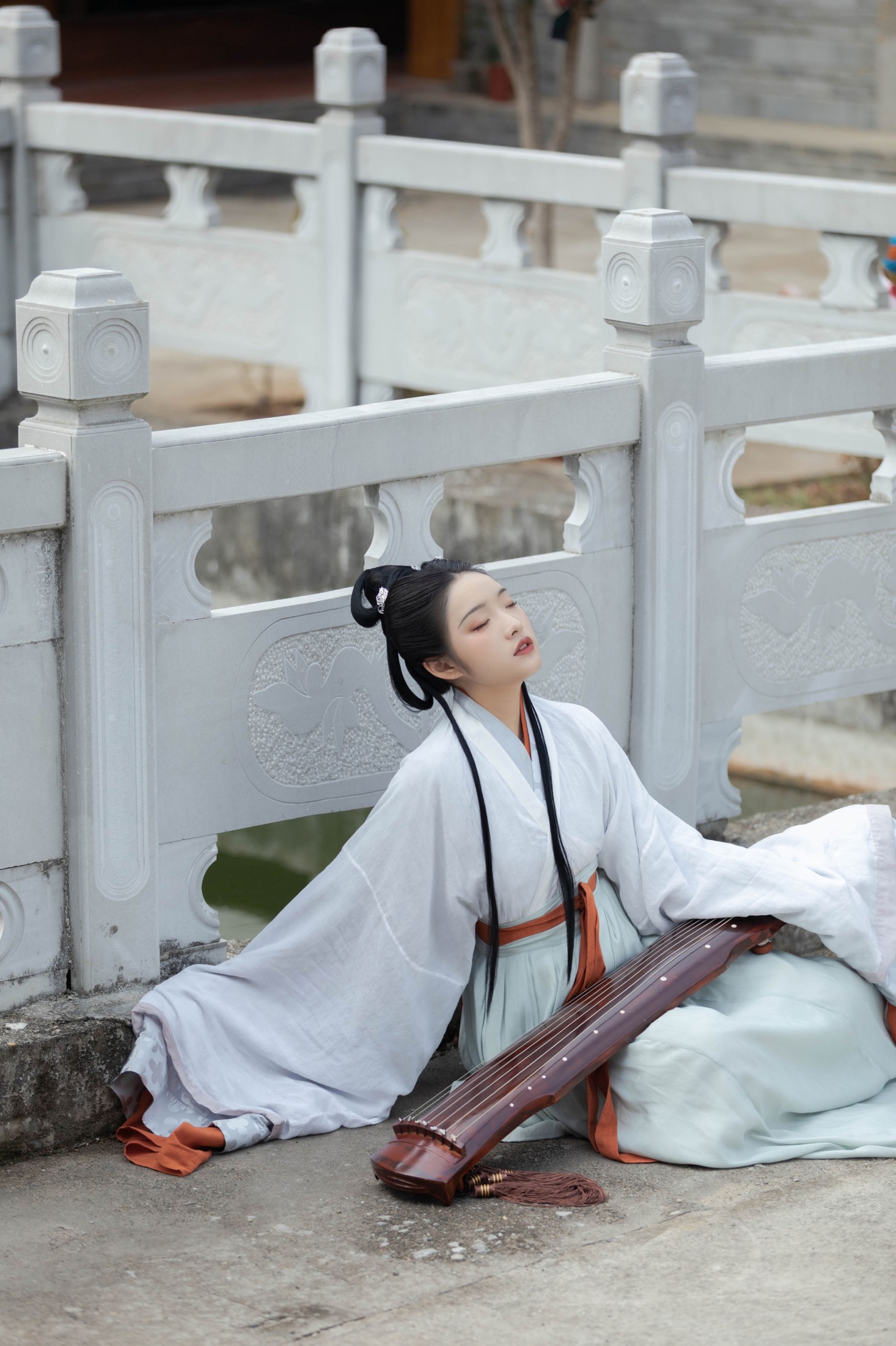 姿姿 – 《琴君可听》[25P]