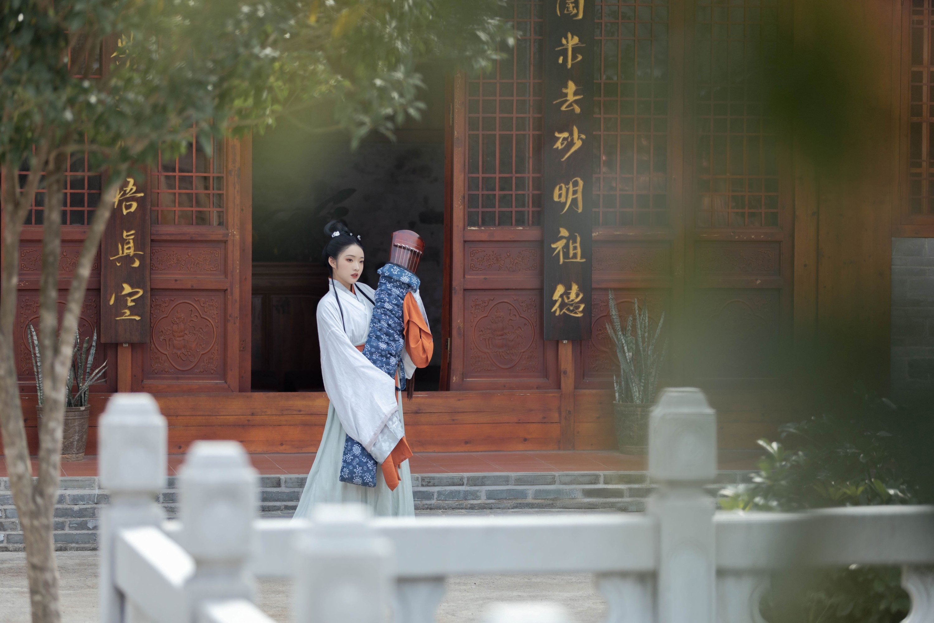 姿姿 – 《琴君可听》[25P]