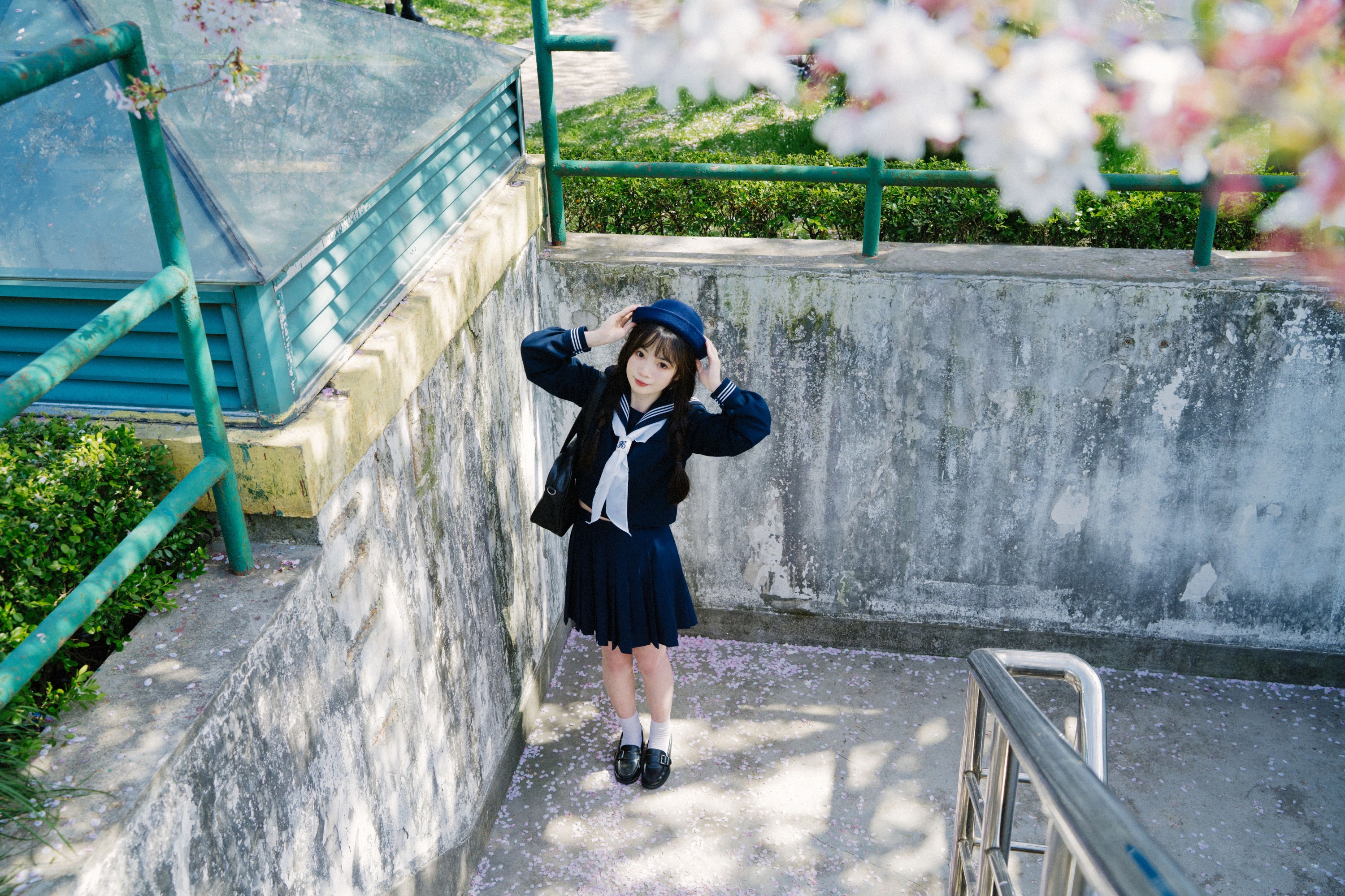 吱吱 – 《樱花校园》[32P]