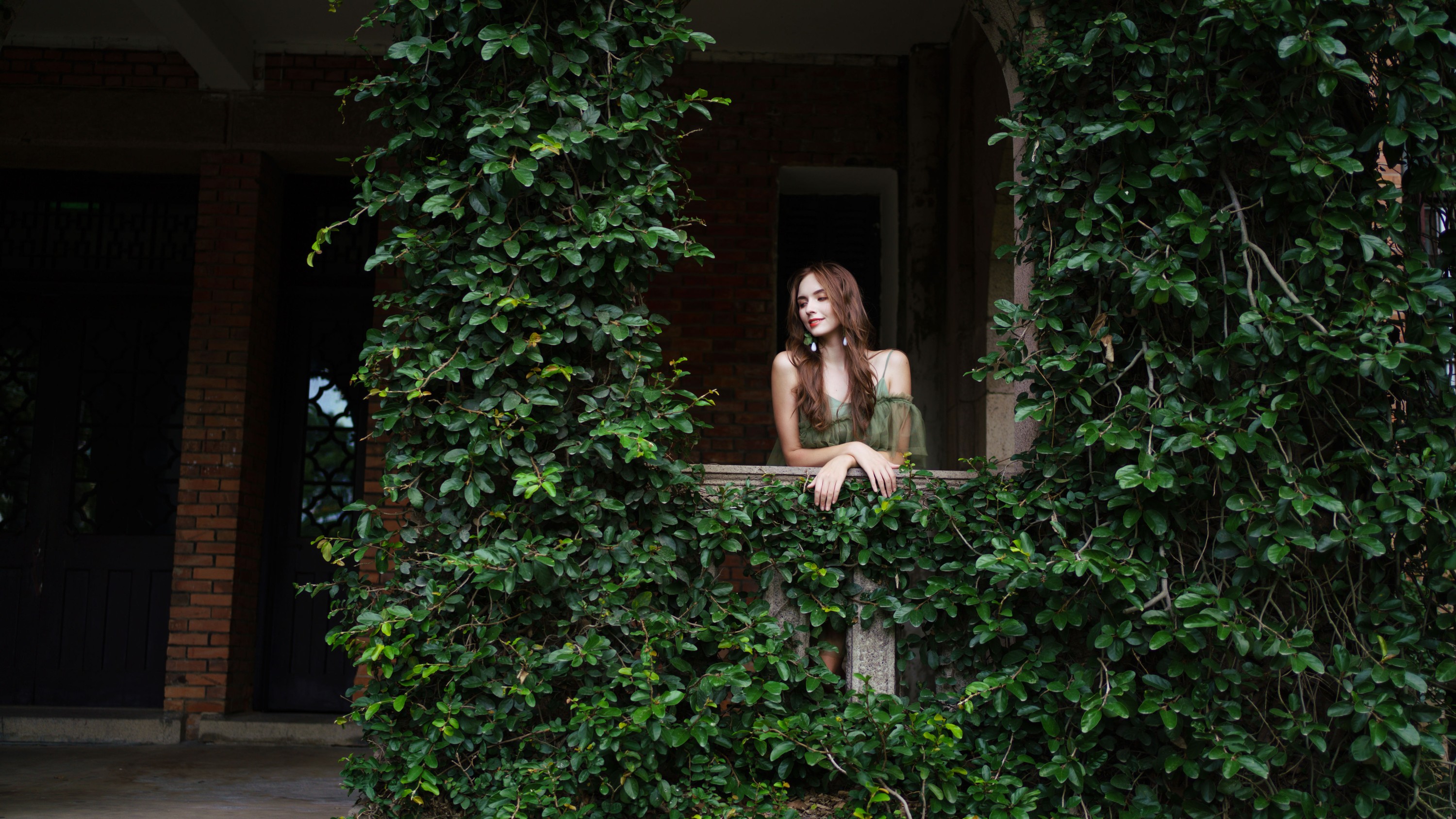 sasha – 《复古小洋楼前的外模拍摄》[49P]