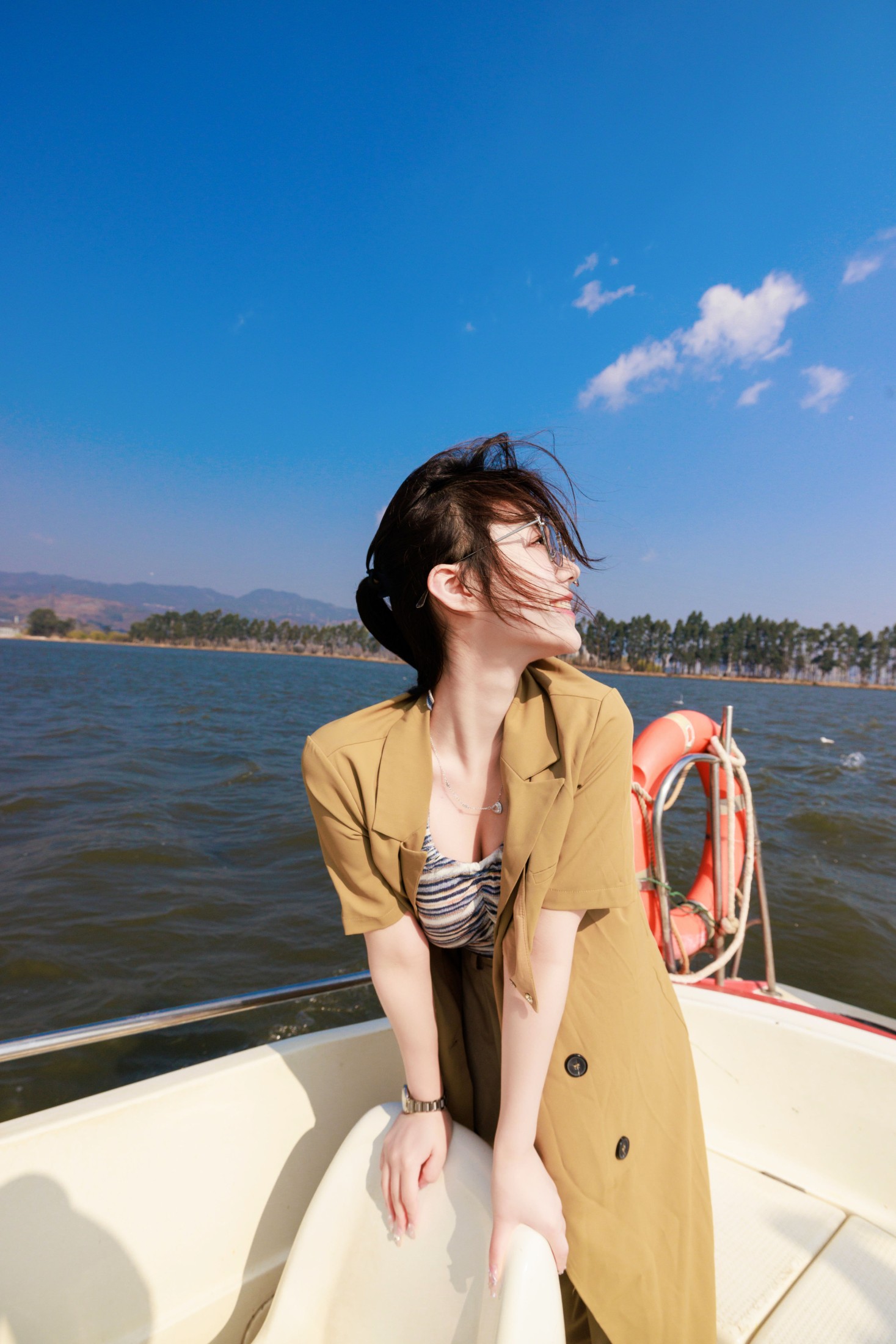 裴同学 – 《游艇》[28P]