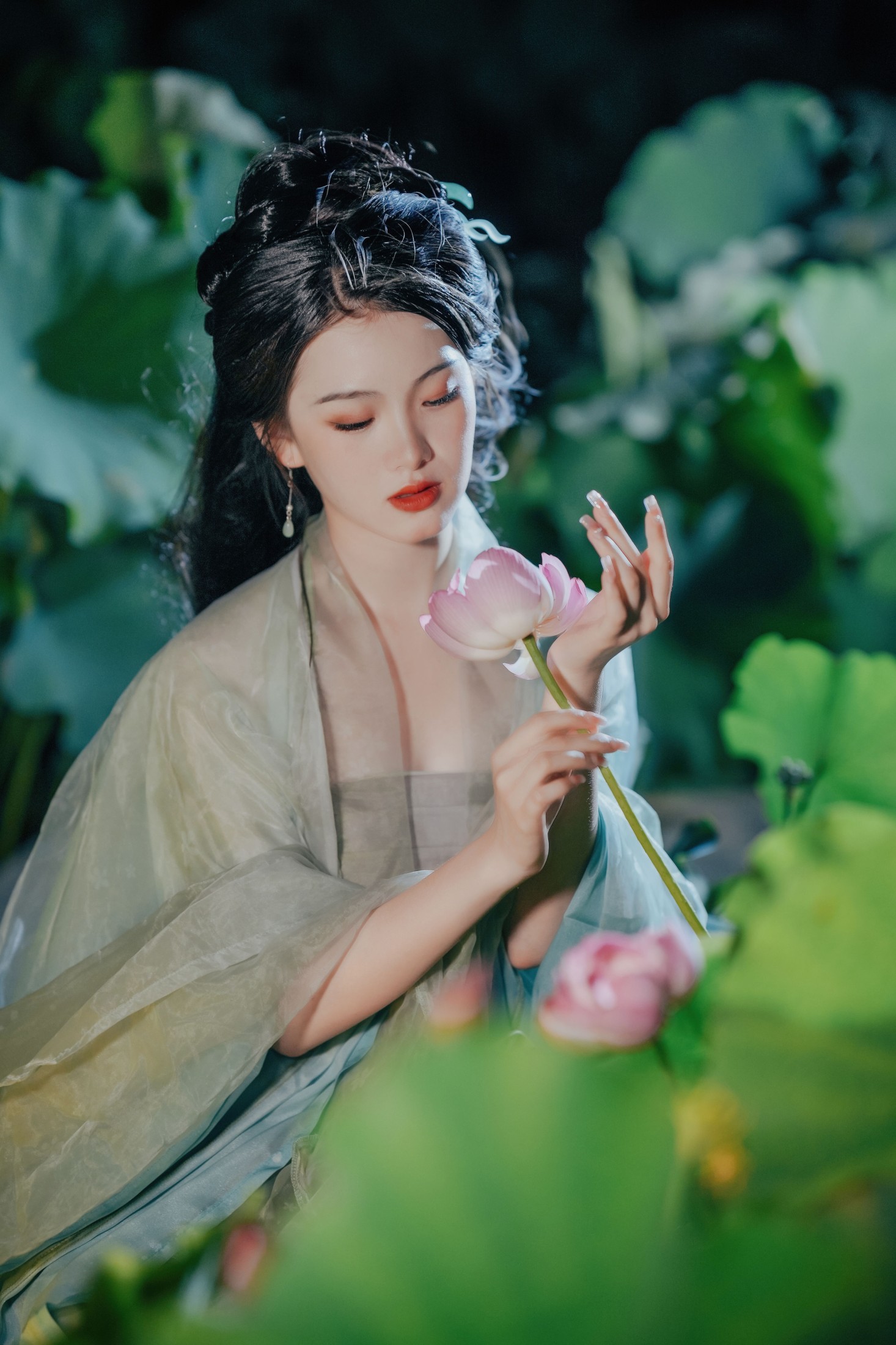 悦璃 – 《仲夏荷塘夜》[22P]