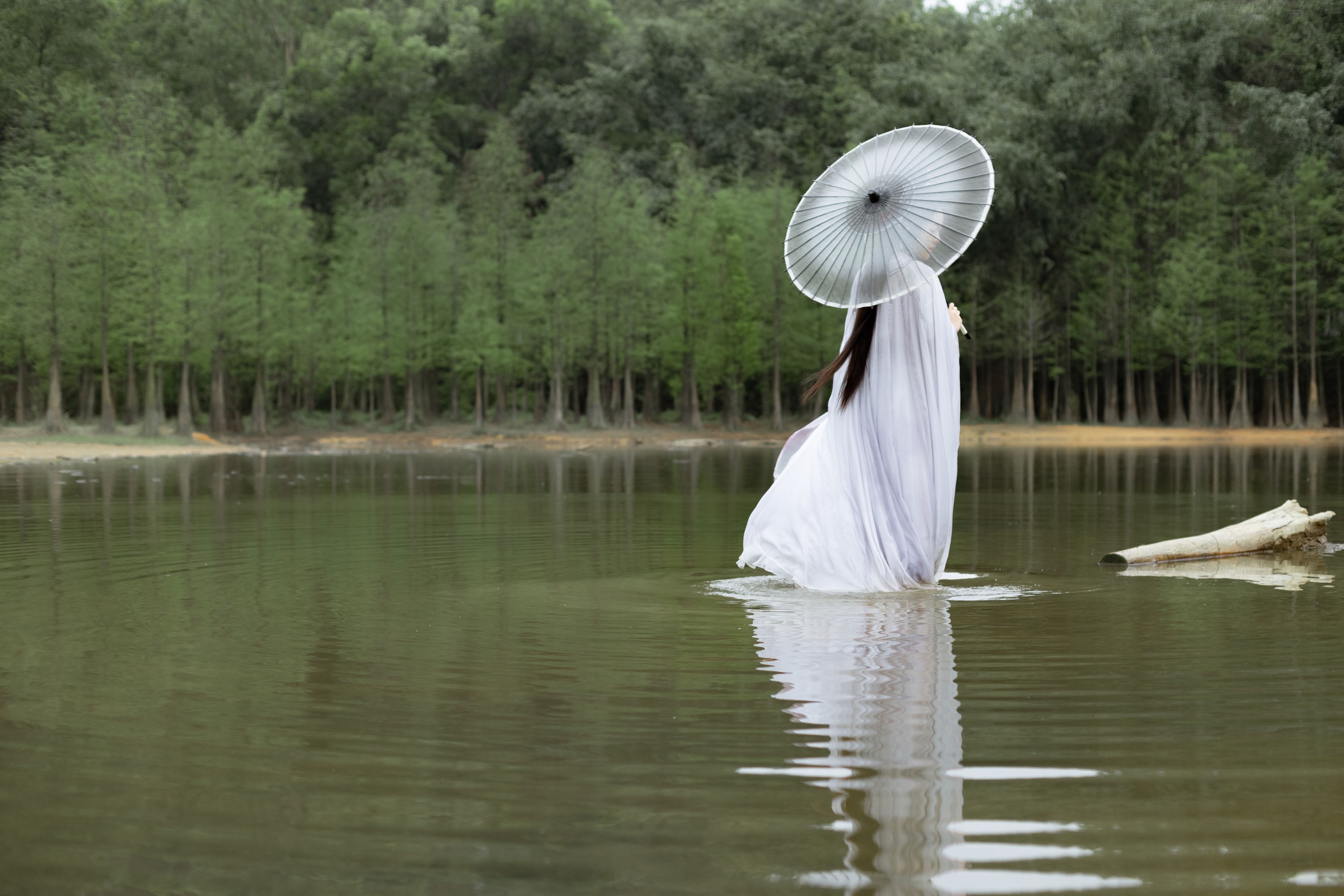 無月 – 《在水中央》[34P]