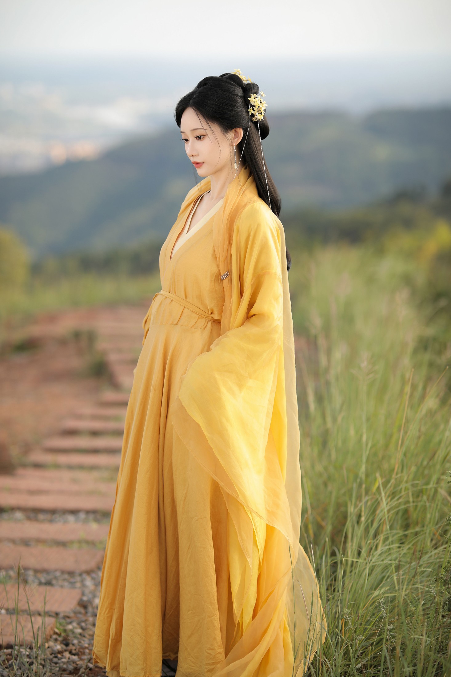 嘉月月月 – 《黄衫女》[33P]