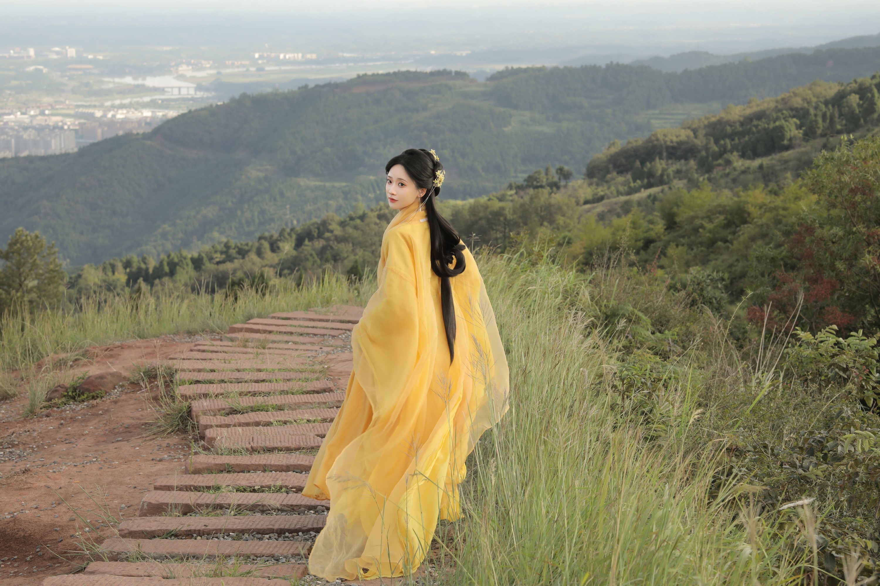 嘉月月月 – 《黄衫女》[33P]