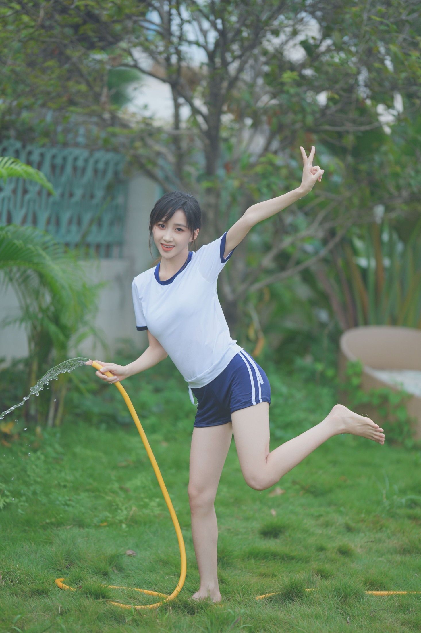 苏苏 – 《夏日泳池的苏苏》[23P]