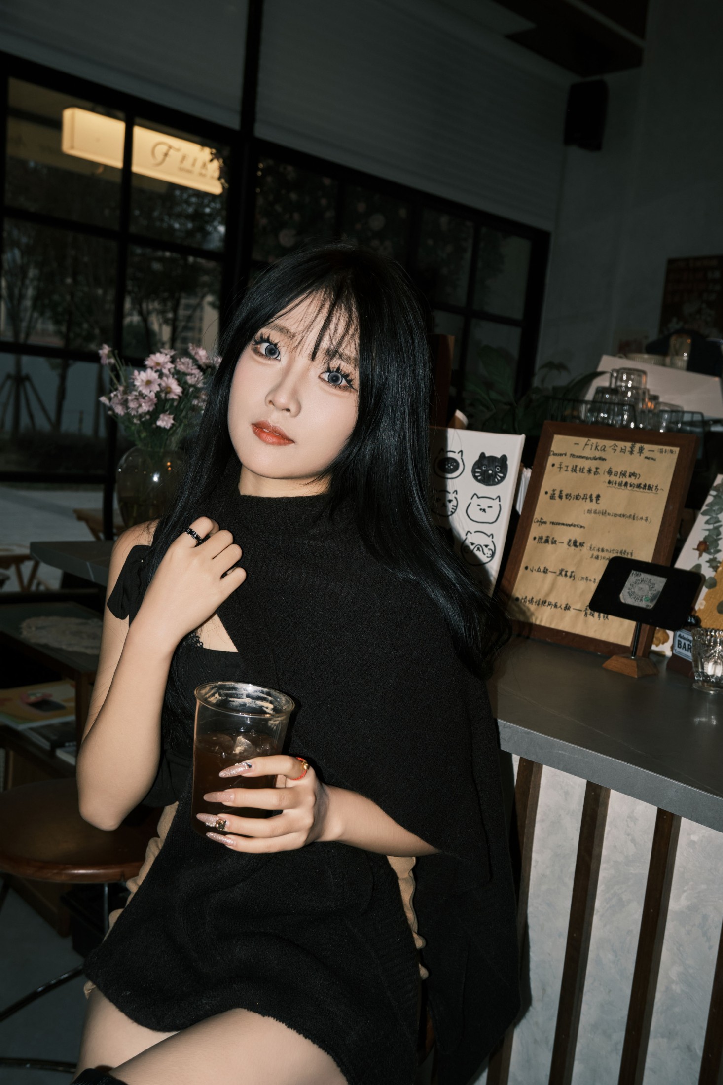 小猫 – 《咖啡馆拍照》[24P]