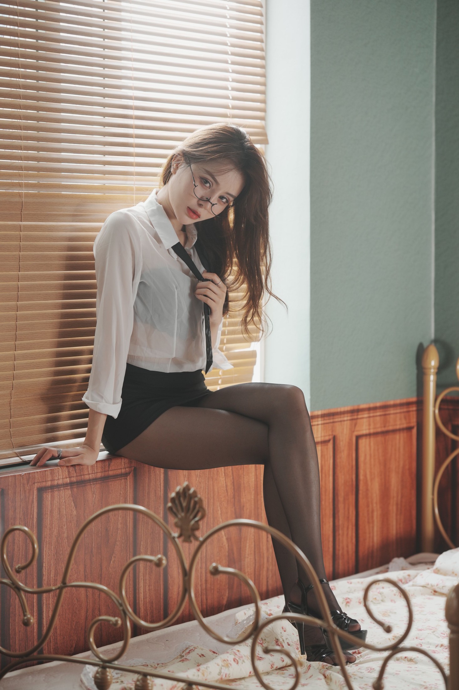 北北 – 《黑丝OL的眼镜魅力：时尚与性感的完美融合》[29P]