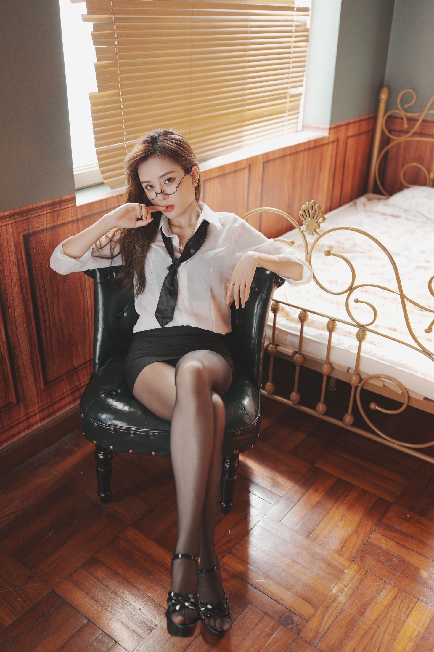 北北 – 《黑丝OL的眼镜魅力：时尚与性感的完美融合》[29P]