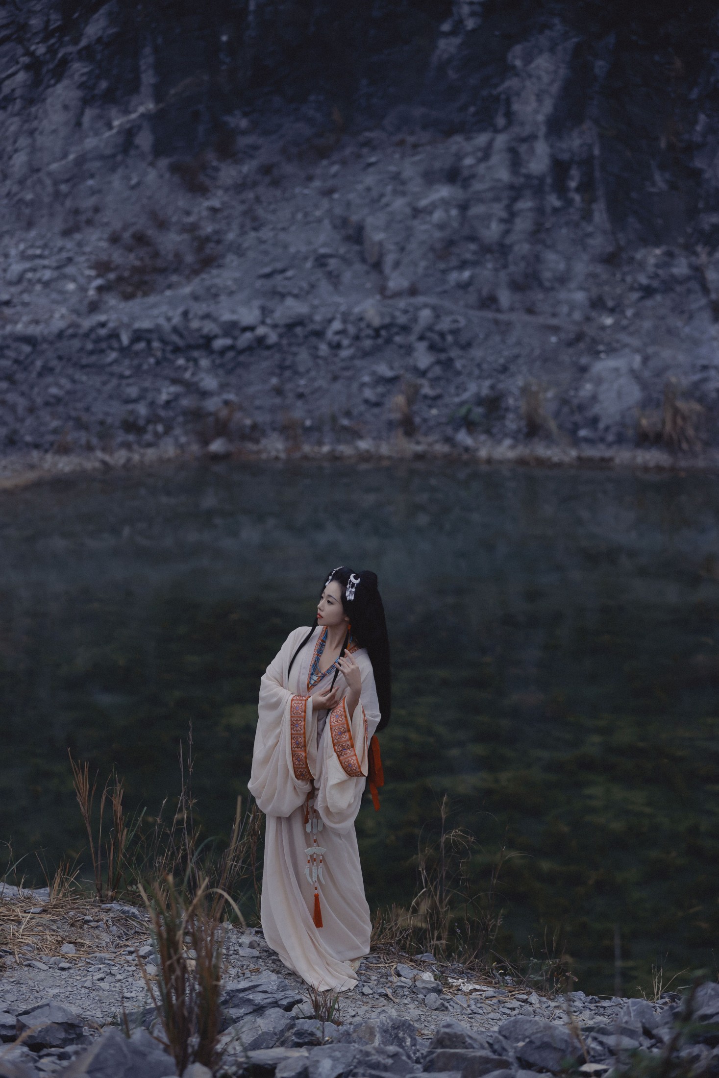 摇一瑶 – 《孤山行》[29P]