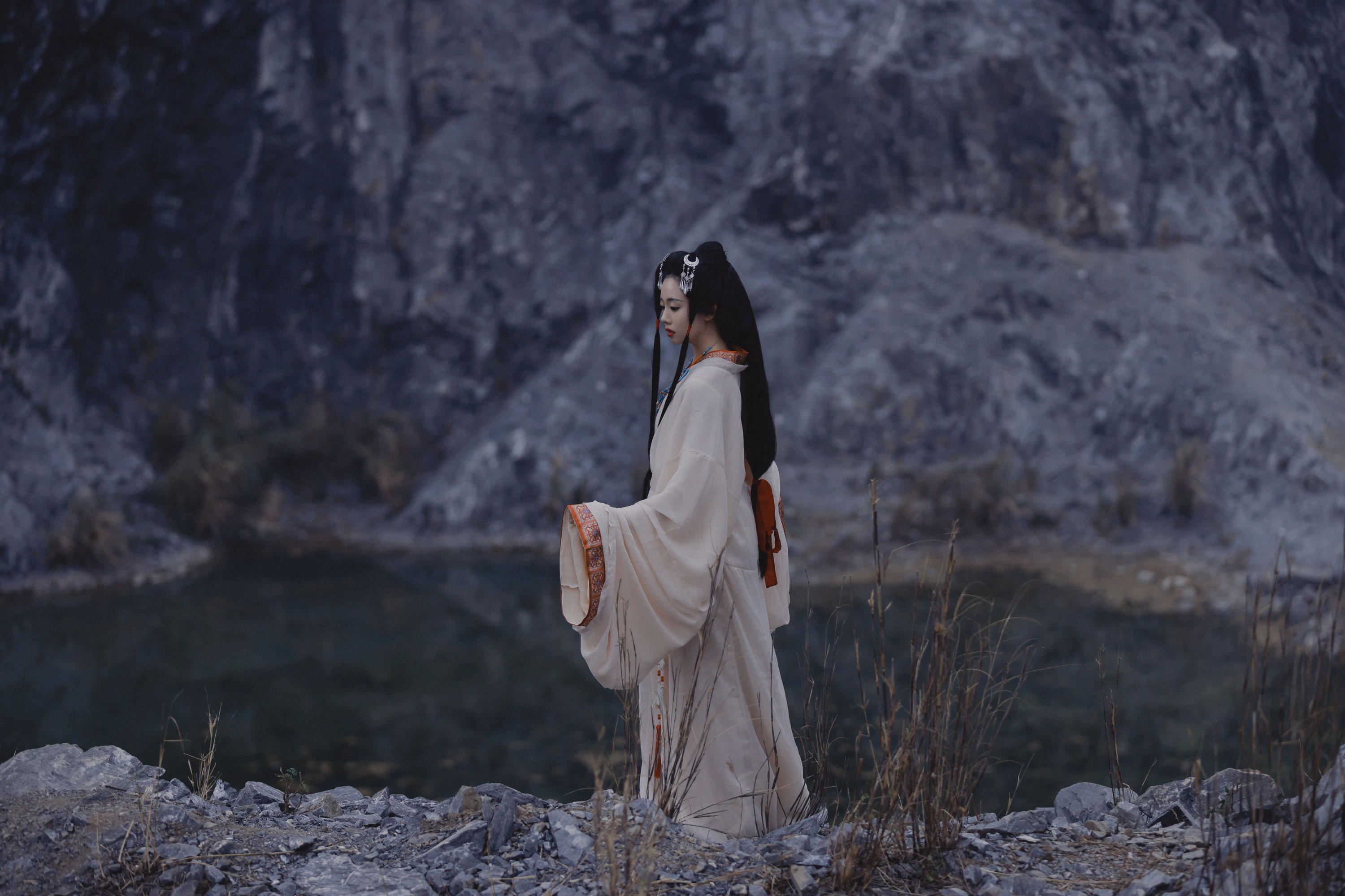 摇一瑶 – 《孤山行》[29P]