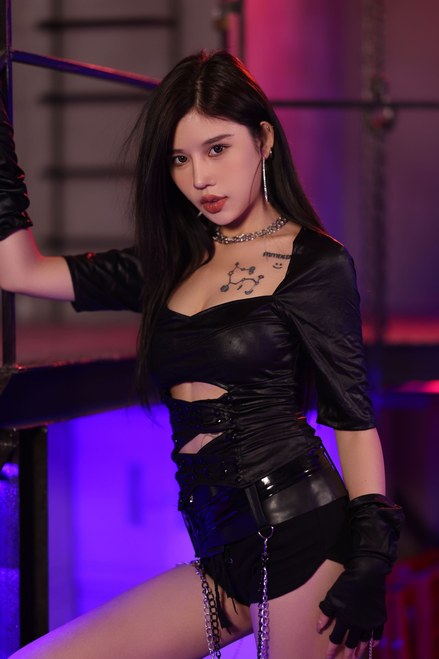 鲸鱼 – 《美女与黑皮衣的华丽邂逅》[22P]