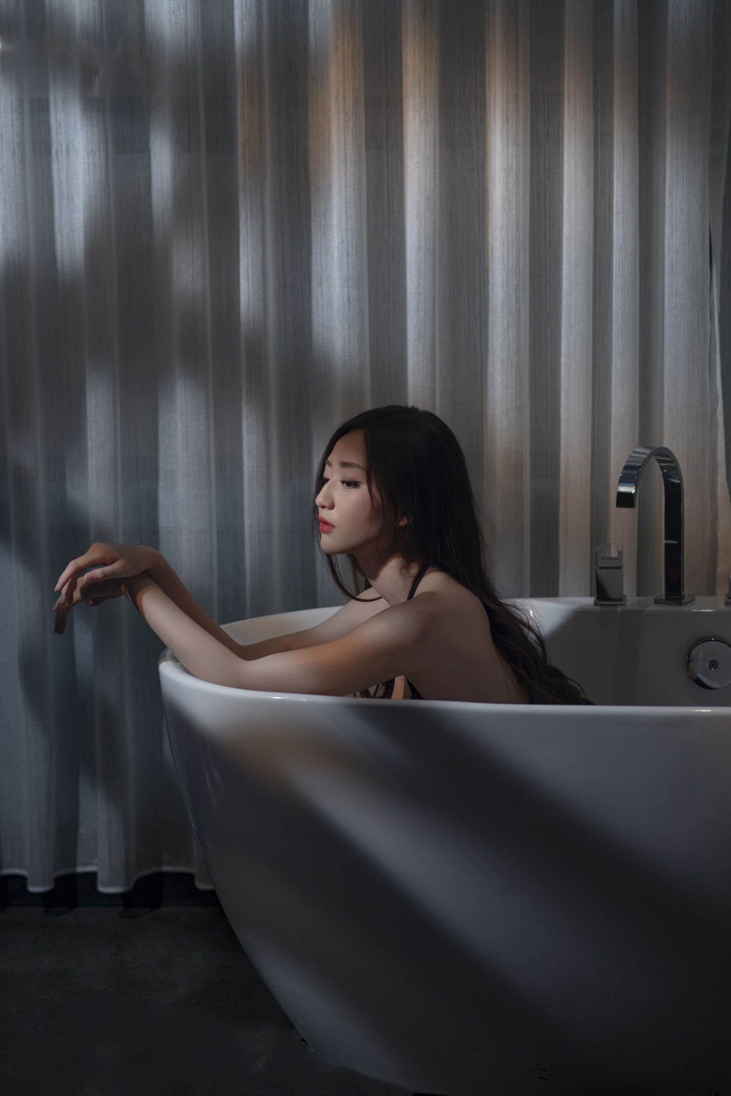 小鱼儿 – 《ROSE》[24P]