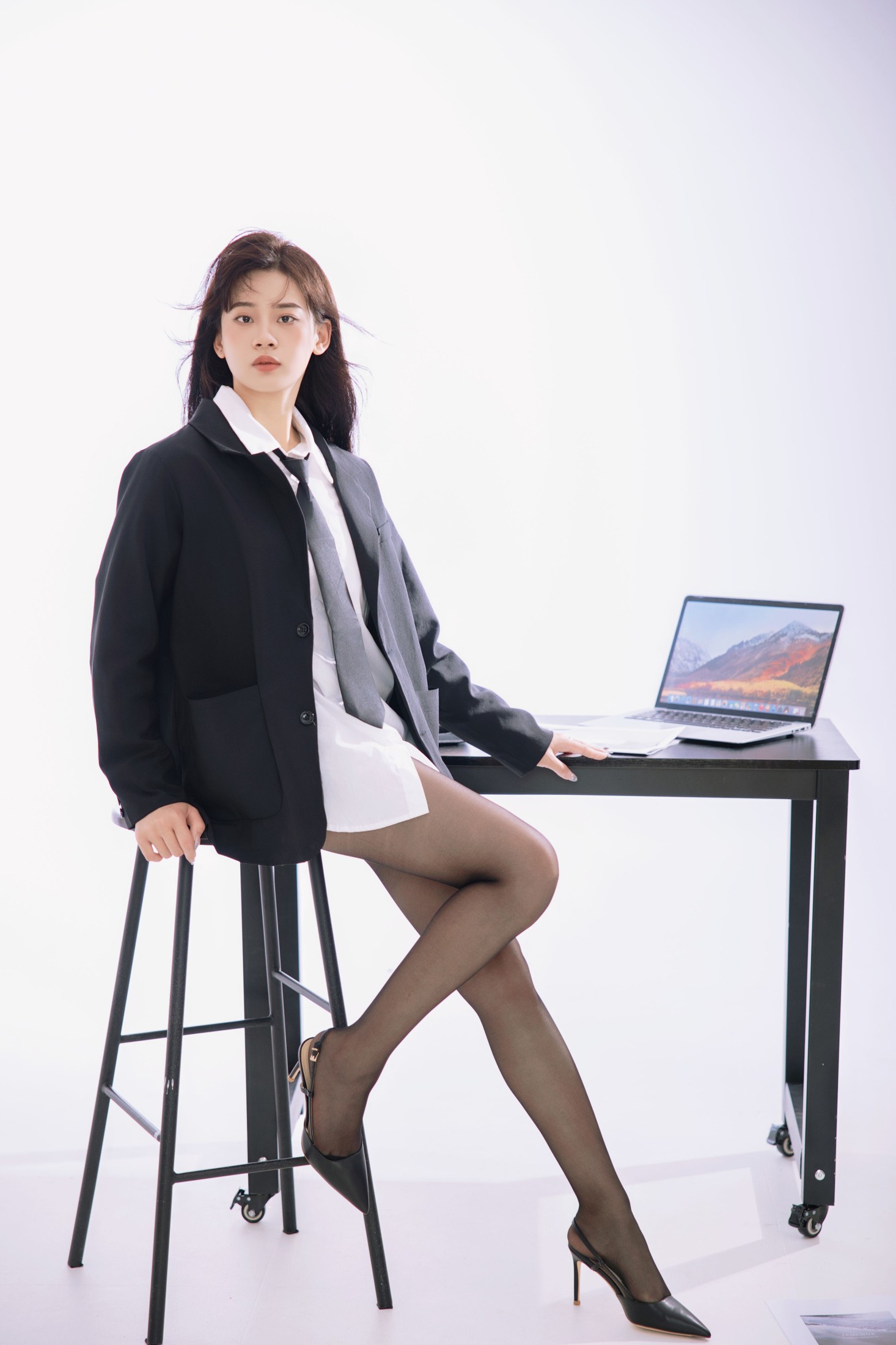 素素 – 《俏丽秘书》[24P]