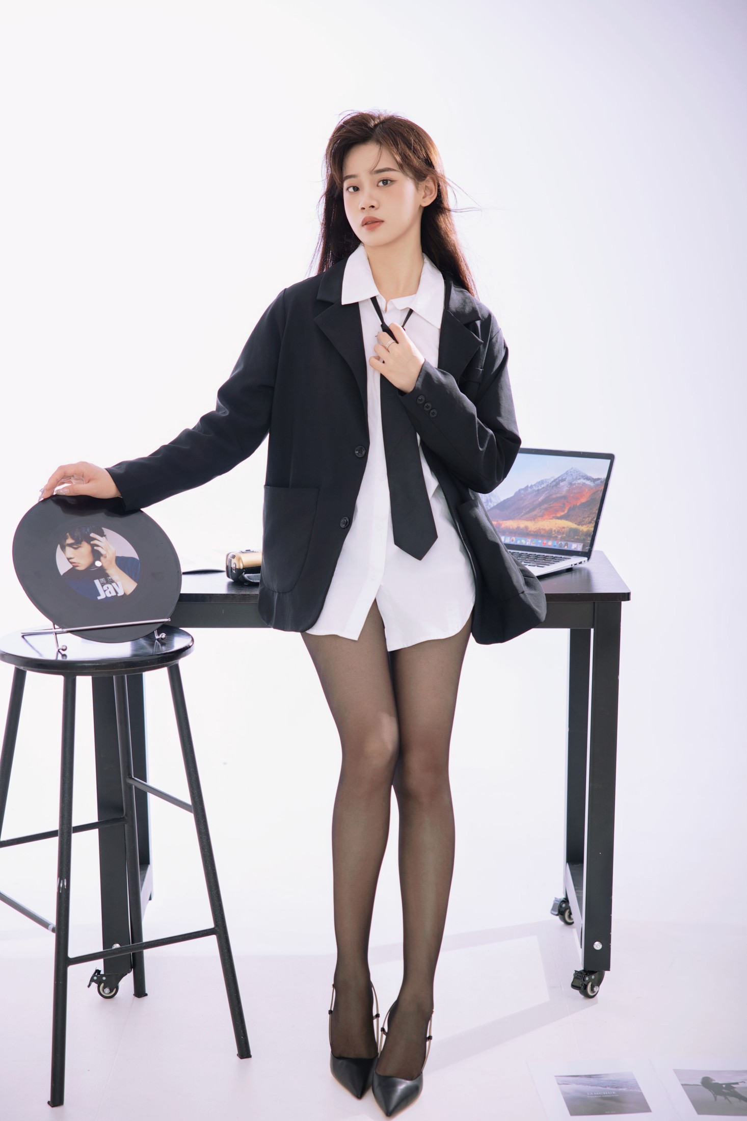 素素 – 《俏丽秘书》[24P]