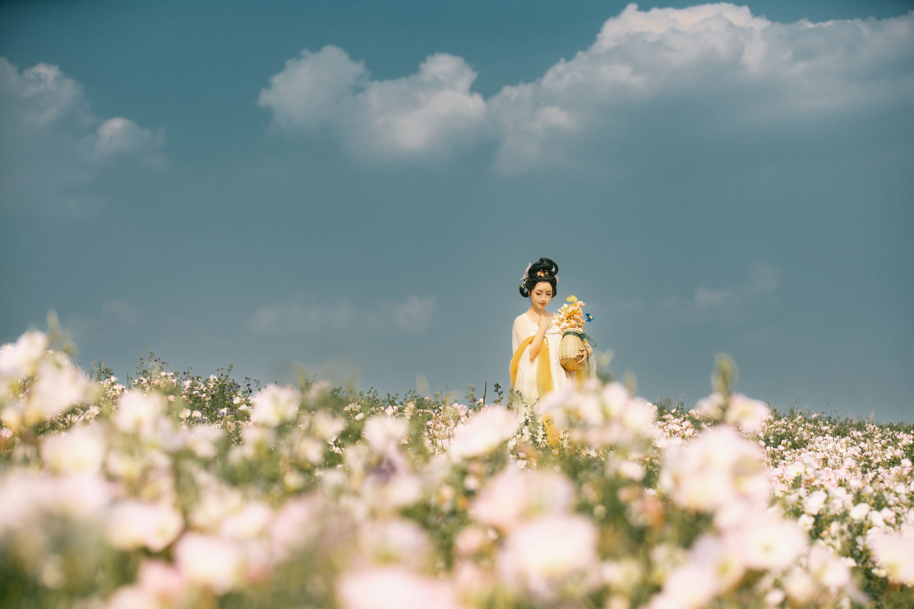 君尹兰 – 《见春山》[33P]